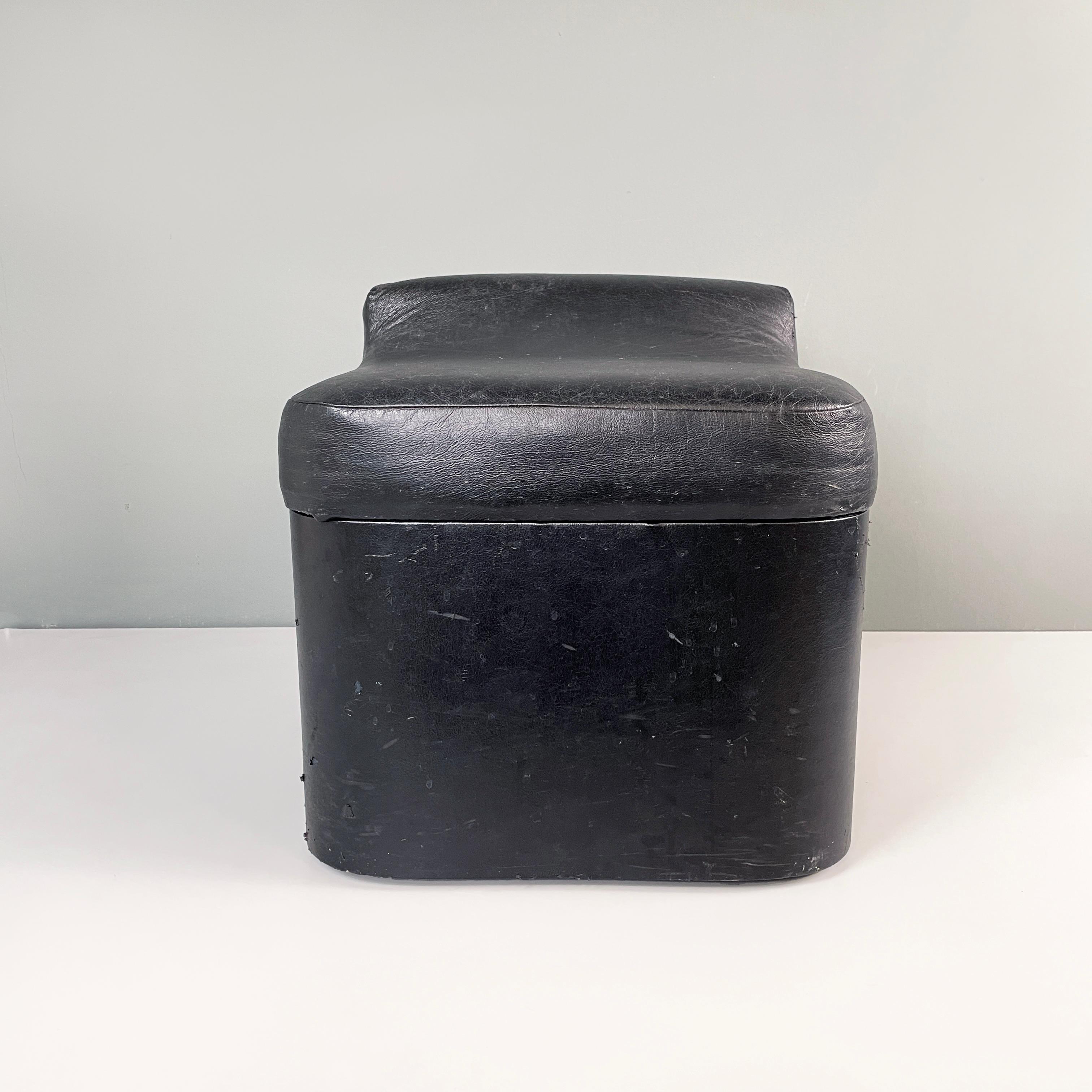 Tabouret carré moderne italien en faux cuir noir avec roues, années 1980
Pouf à base carrée en faux cuir noir. Le tabouret présente une légère élévation au niveau du dossier. Les roulettes à la base permettent de le transporter facilement d'une