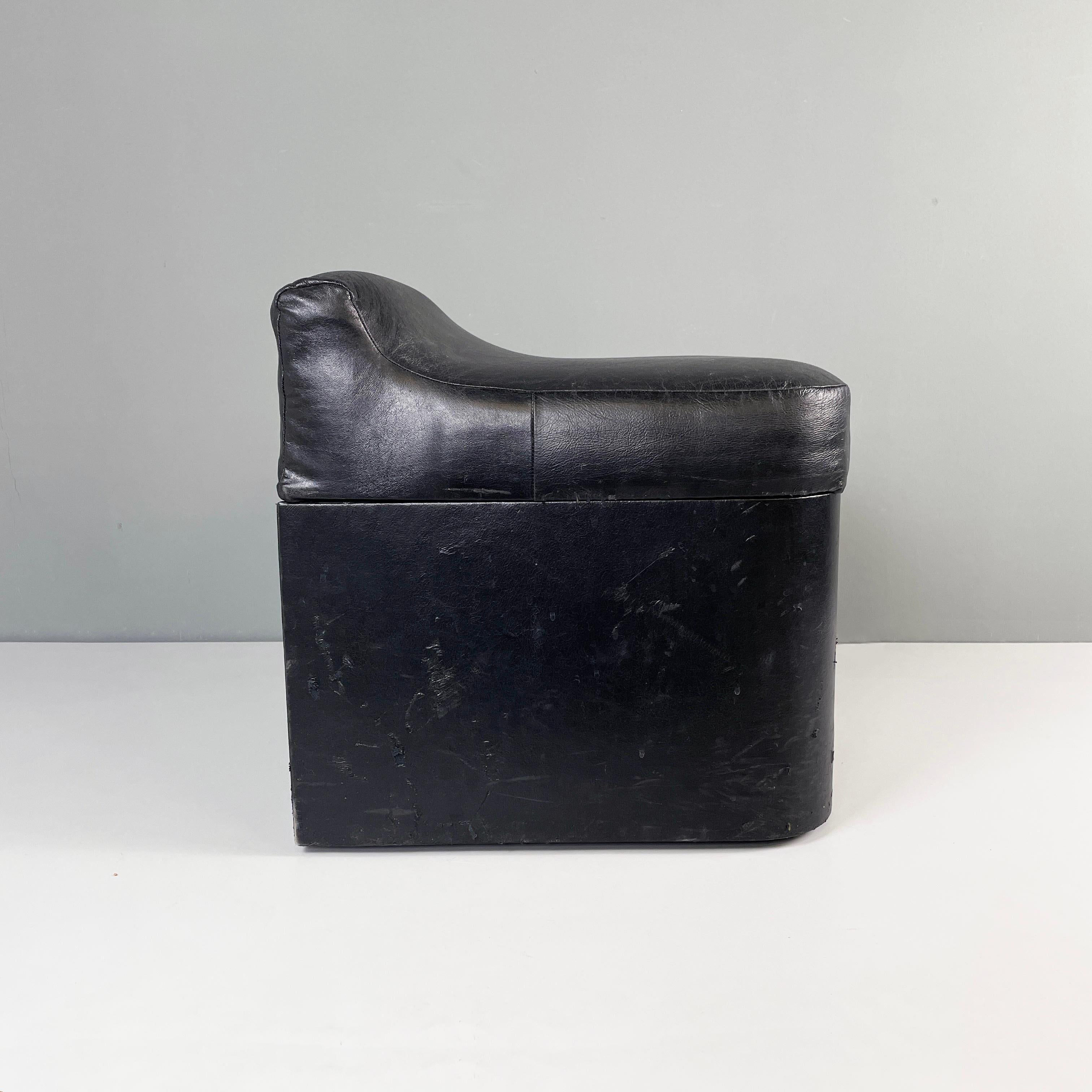 Modern Italian modern Squared stool in black faux leather with wheels, 1980s For Sale