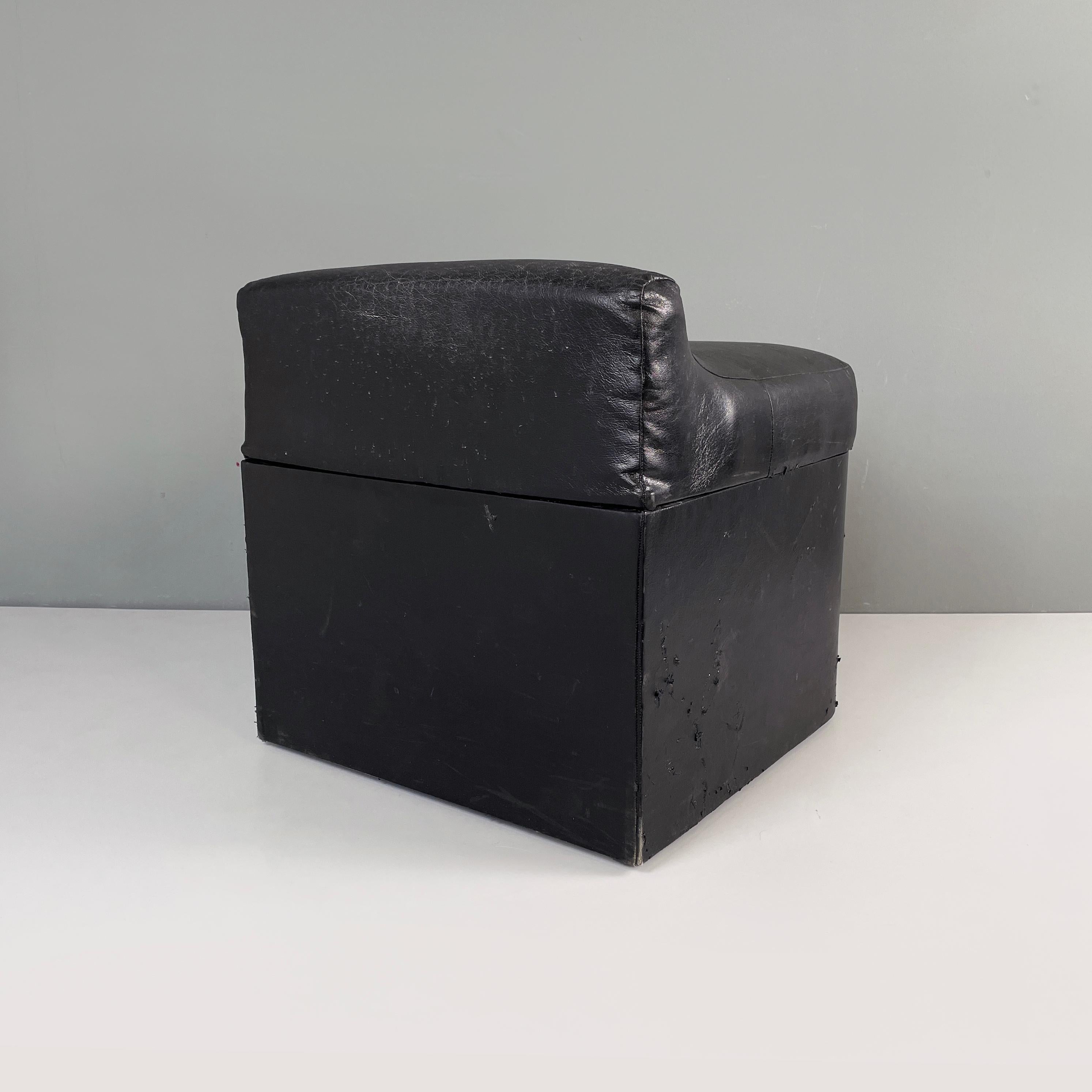 Italian modern Squared stool in black faux leather with wheels, 1980s In Good Condition For Sale In MIlano, IT