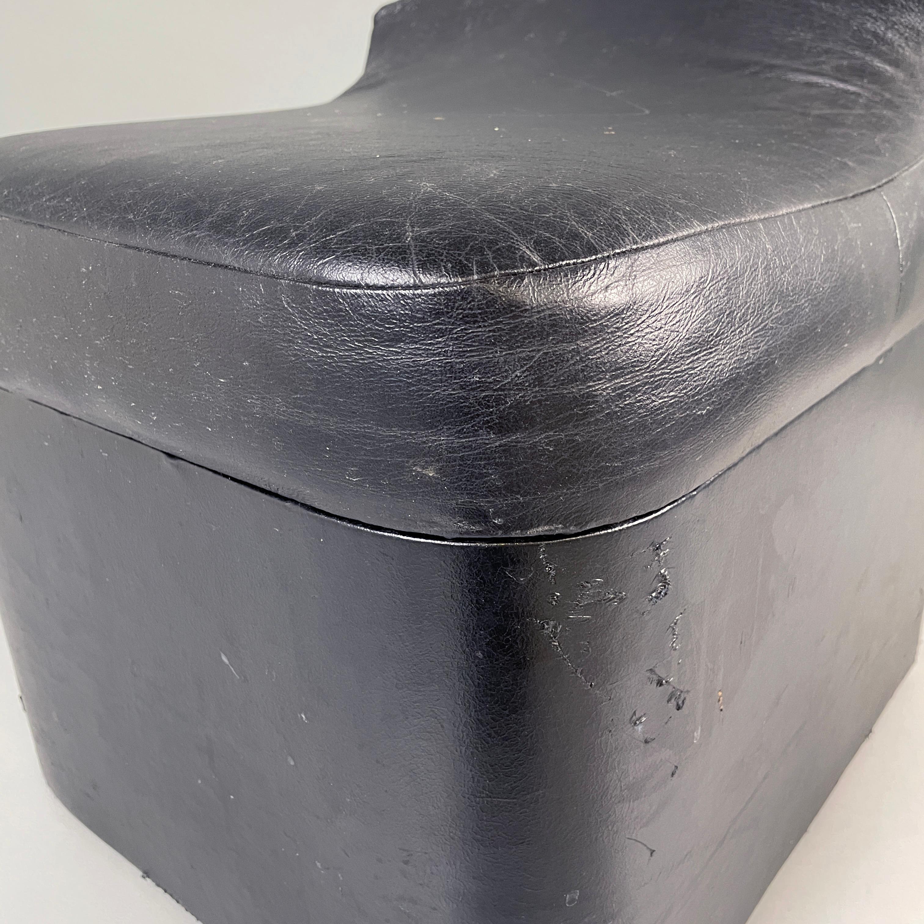 Taburete cuadrado moderno italiano en piel sintética negra con ruedas, años 80 Cuero en venta