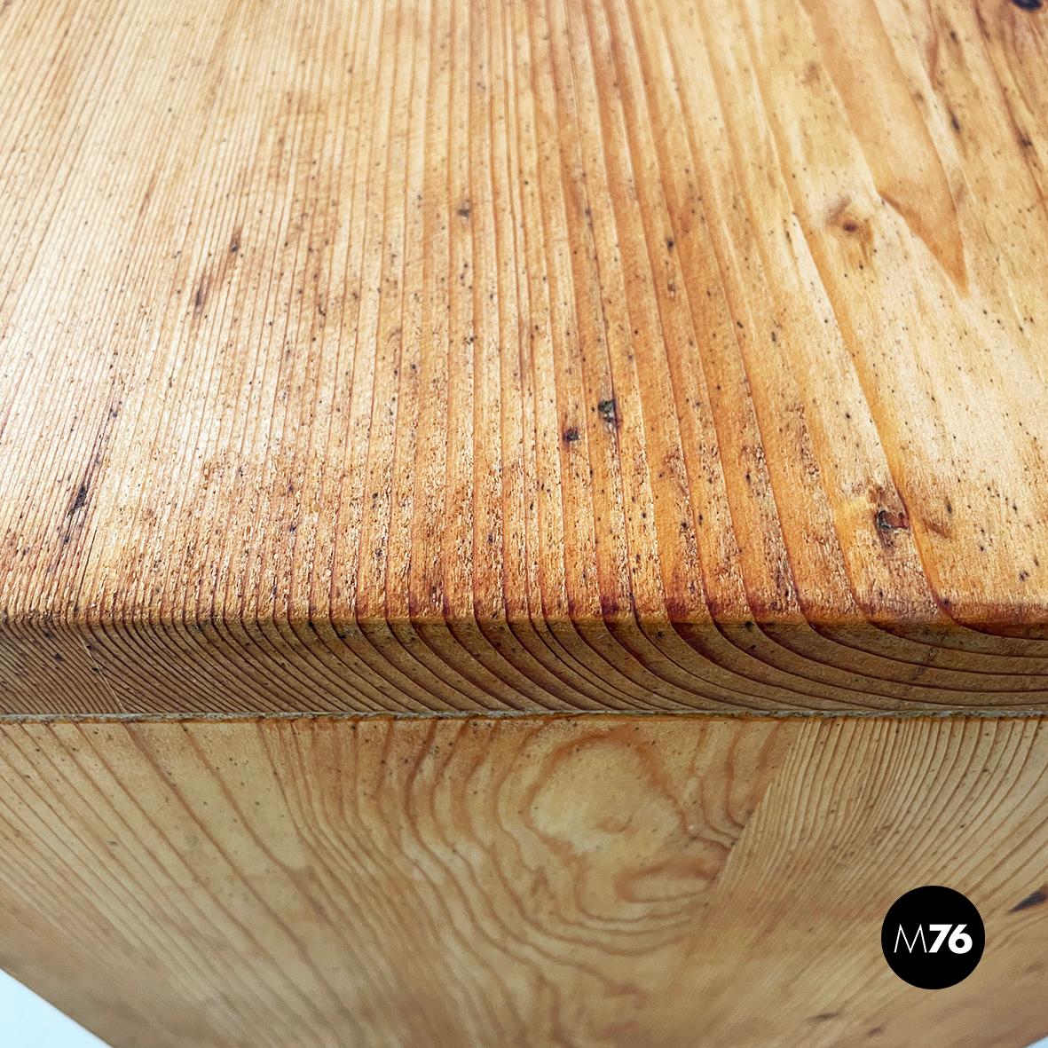 Sgabelli moderni italiani in legno Squared, anni '70 in vendita 3