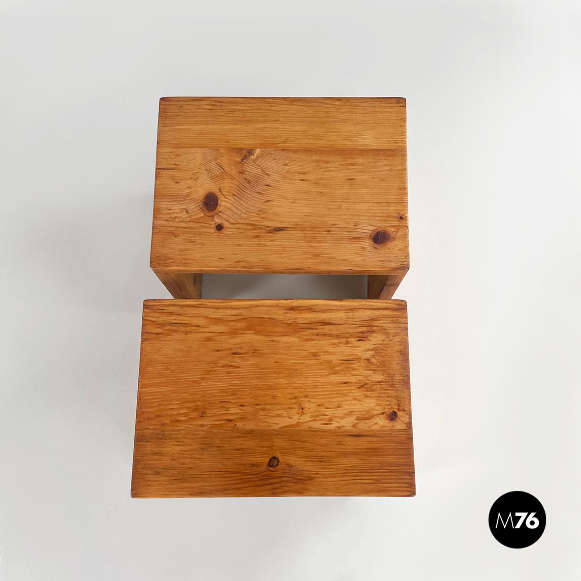 Fine XX secolo Sgabelli moderni italiani in legno Squared, anni '70 in vendita
