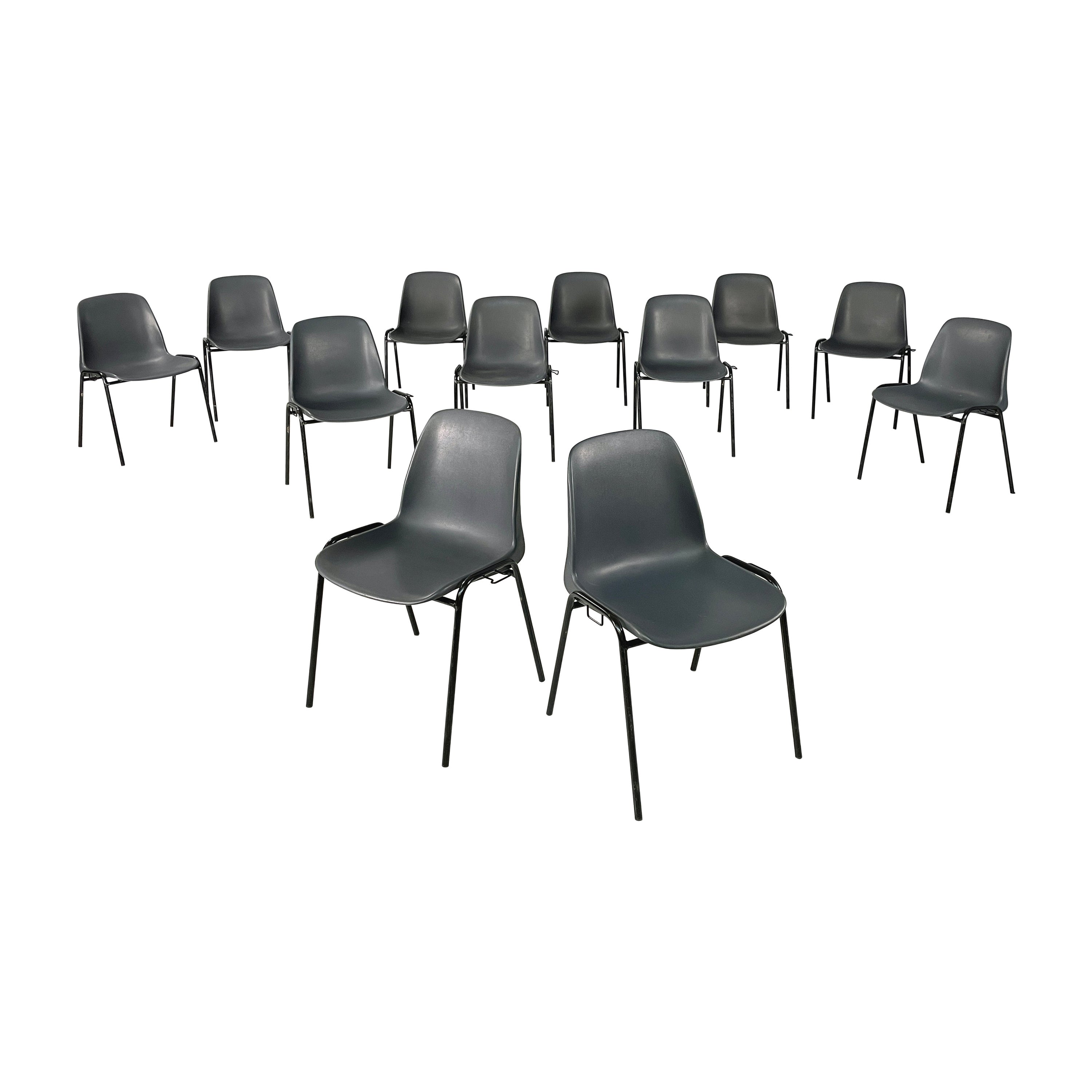 Sillas apilables modernas italianas de plástico gris y metal negro, años 2000