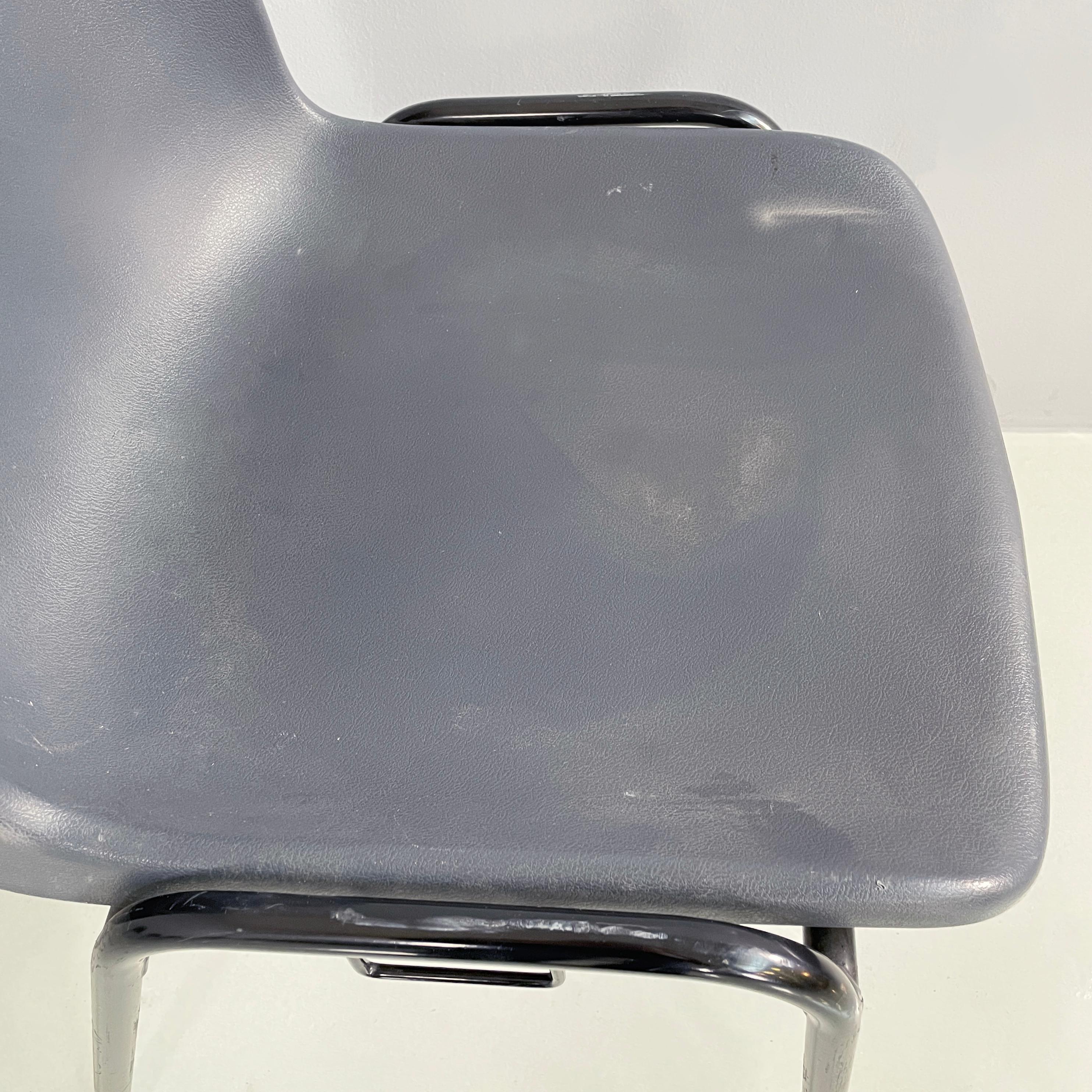 Italienisch modern Stapelbare Stühle in grauem Kunststoff und schwarzem Metall, 2000er im Angebot 5