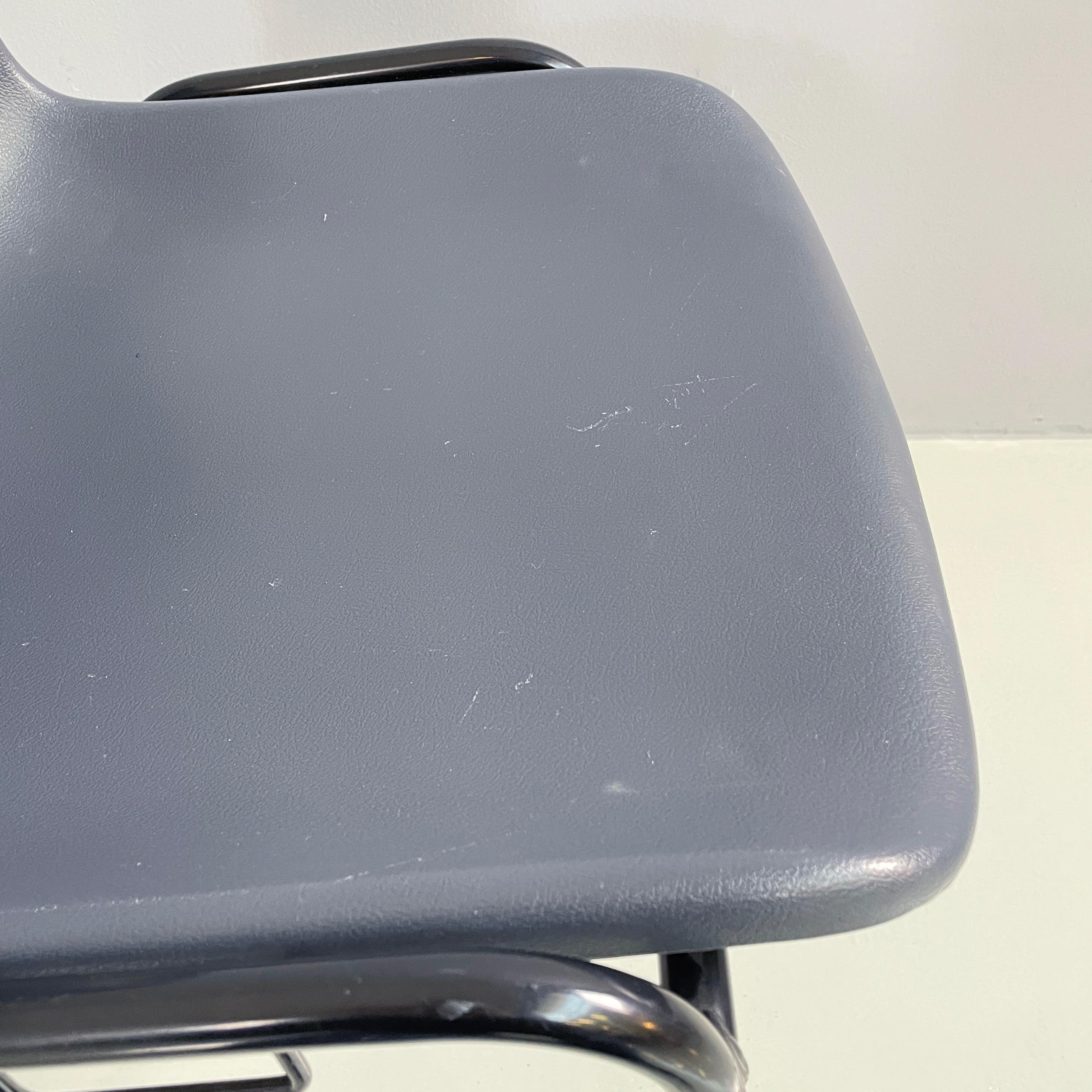 Italienisch modern Stapelbare Stühle in grauem Kunststoff und schwarzem Metall, 2000er im Angebot 6