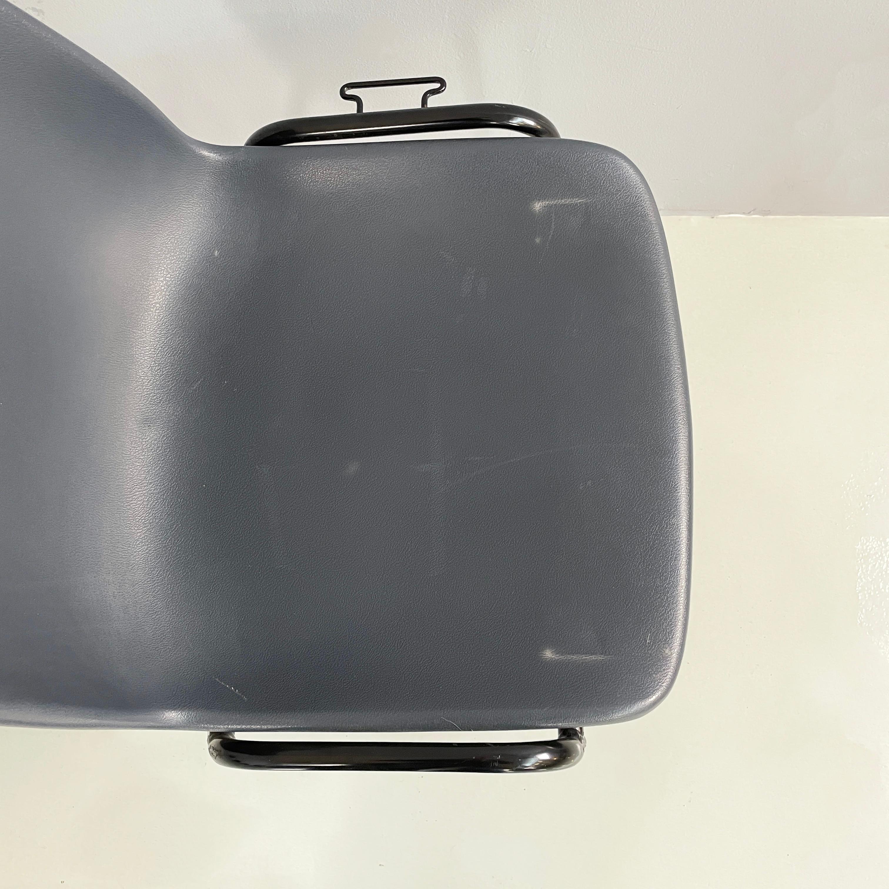 Italienisch modern Stapelbare Stühle in grauem Kunststoff und schwarzem Metall, 2000er im Angebot 7