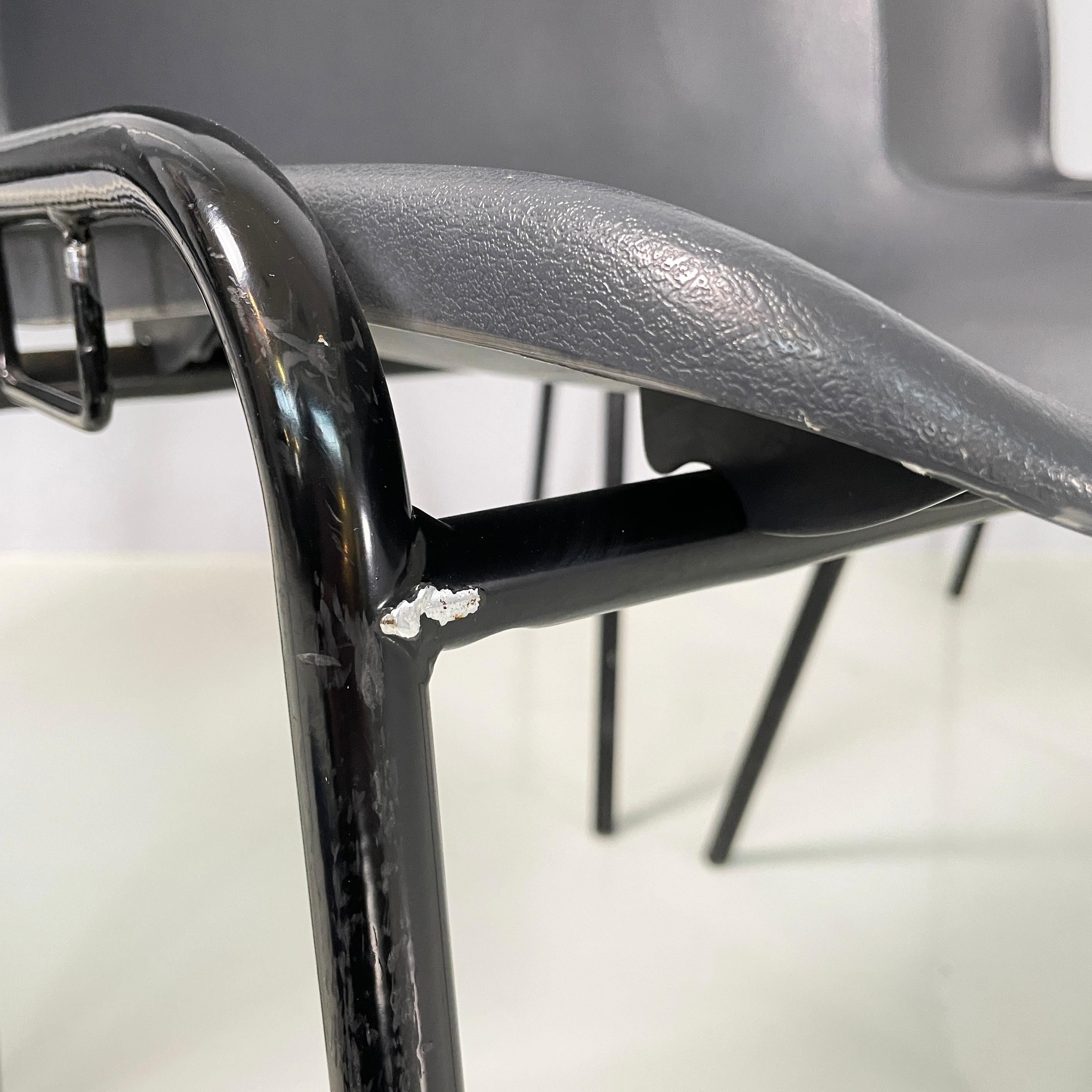 Italienisch modern Stapelbare Stühle in grauem Kunststoff und schwarzem Metall, 2000er im Angebot 8