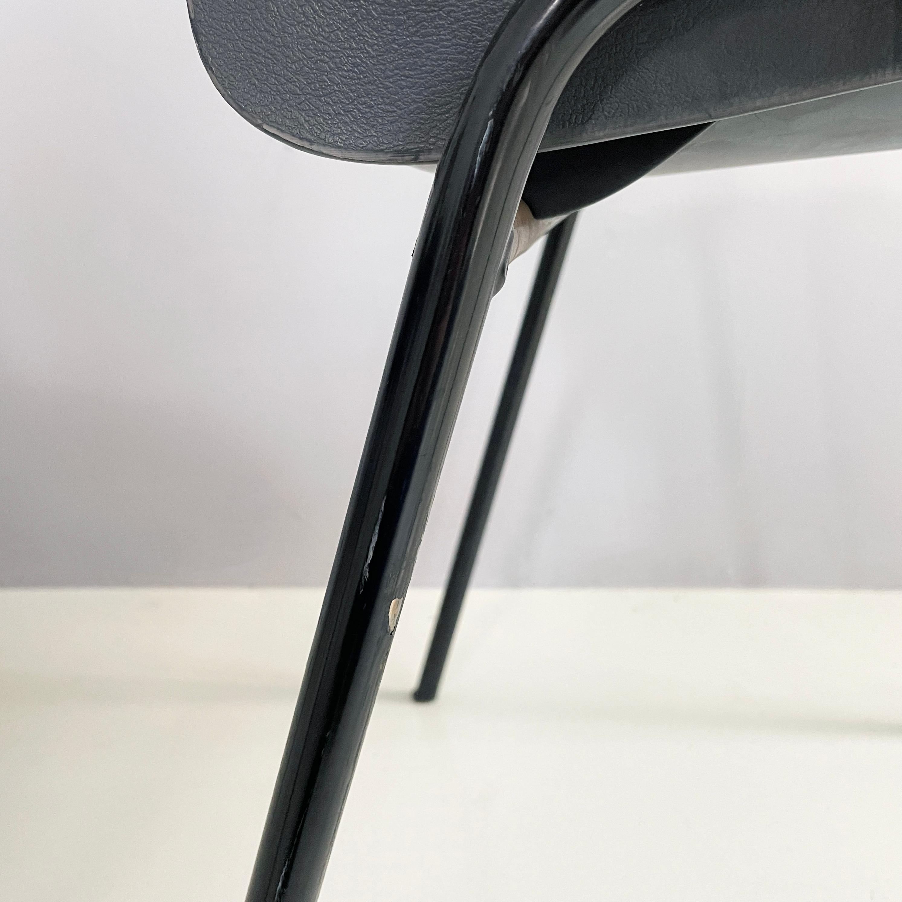 Italienisch modern Stapelbare Stühle in grauem Kunststoff und schwarzem Metall, 2000er im Angebot 12