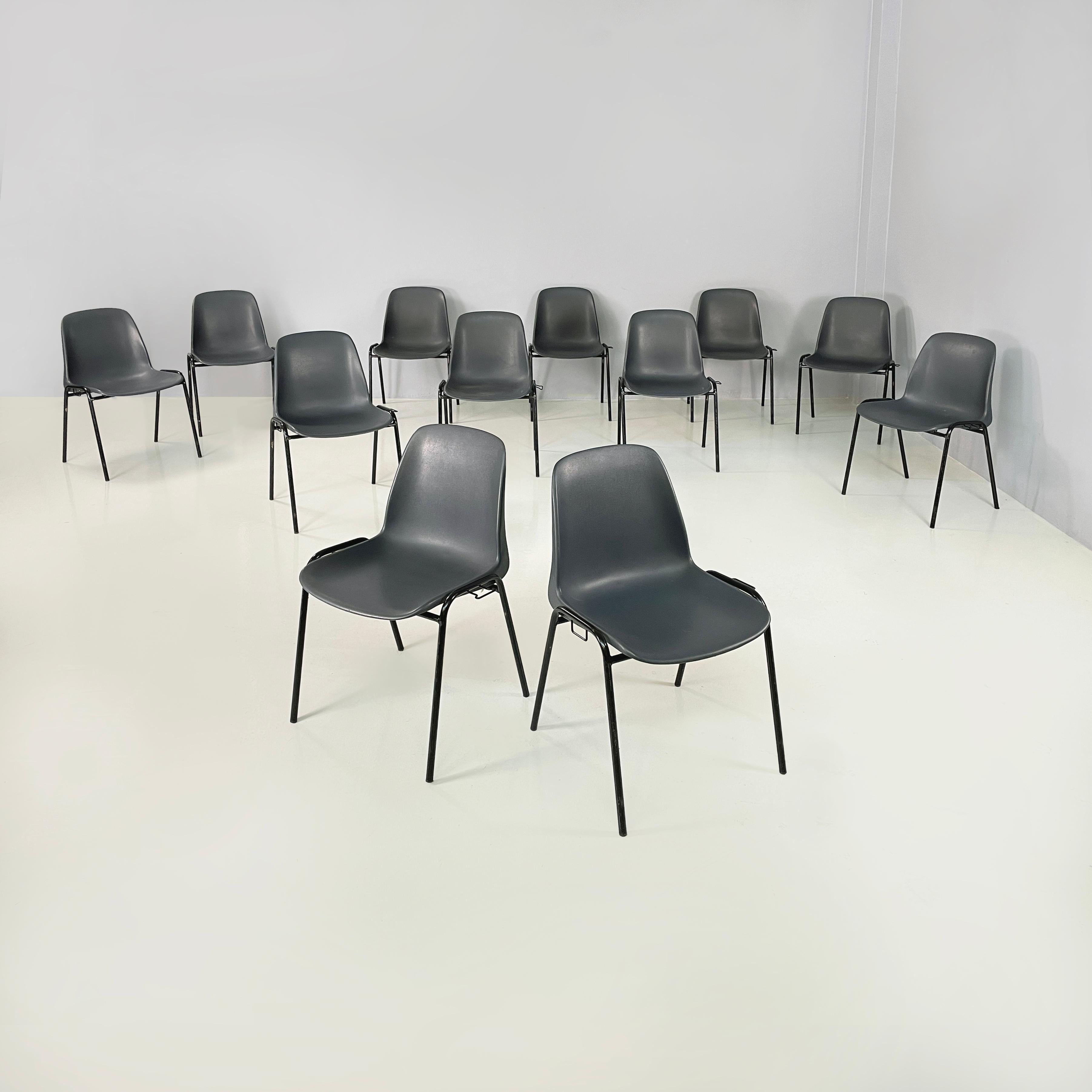 Italienisch modern Stapelbare Stühle in grauem Kunststoff und schwarzem Metall, 2000er
Satz von 12 Stühlen mit gebogenem Monocoque aus grauem Kunststoff. Die Beine sind aus schwarz lackierten Metallstäben gefertigt, an den beiden Seiten befinden