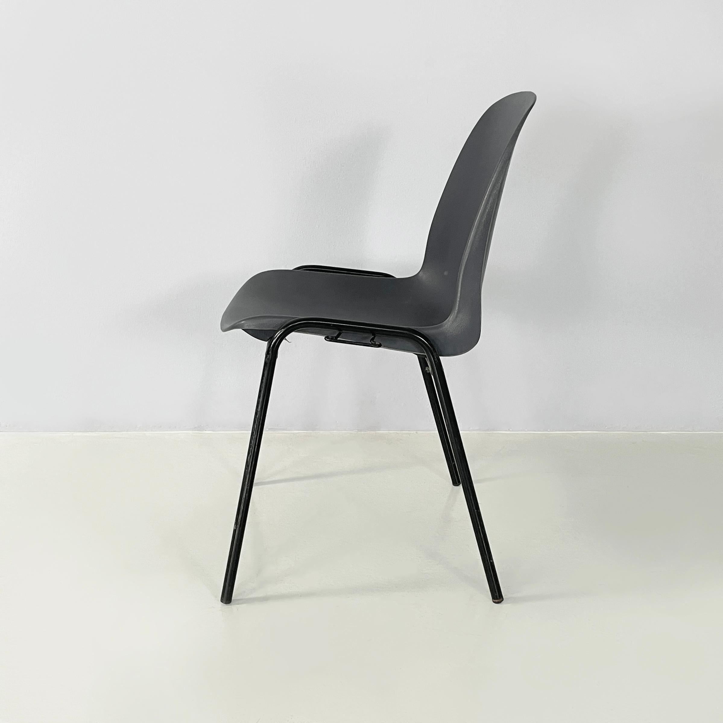 Italienisch modern Stapelbare Stühle in grauem Kunststoff und schwarzem Metall, 2000er im Zustand „Relativ gut“ im Angebot in MIlano, IT