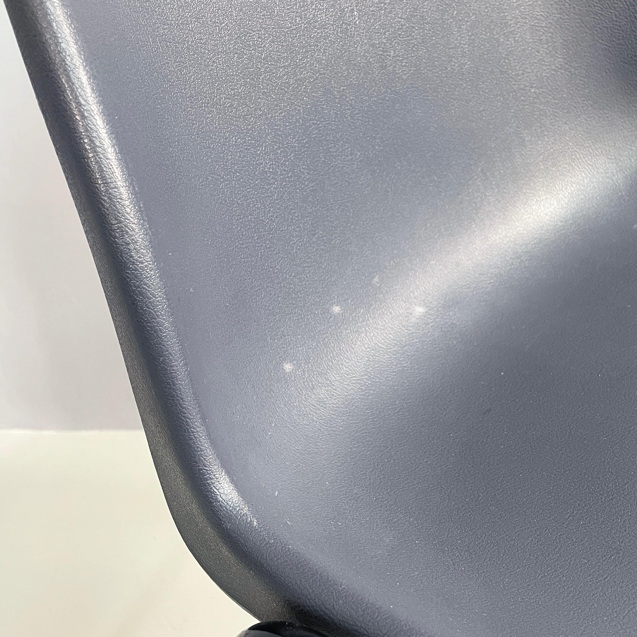Italienisch modern Stapelbare Stühle in grauem Kunststoff und schwarzem Metall, 2000er im Angebot 3