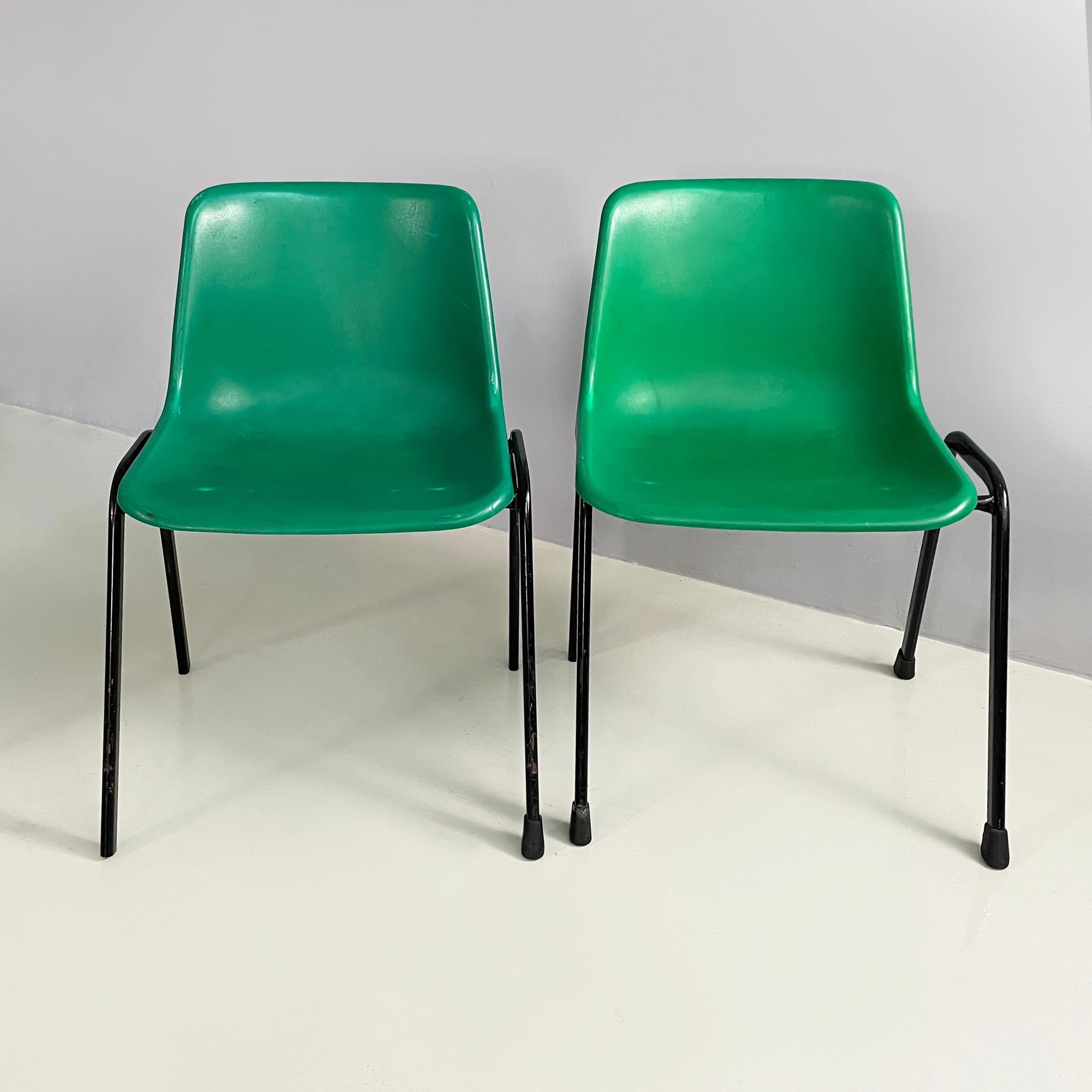Italian modern Stackable chairs in green plastic and black metal, 2000s
Set of 12 chairs with curved monocoque in green plastic. The oval section legs are made of black painted metal with black rubber feet. Stackable.
2000s. Under the seat there is