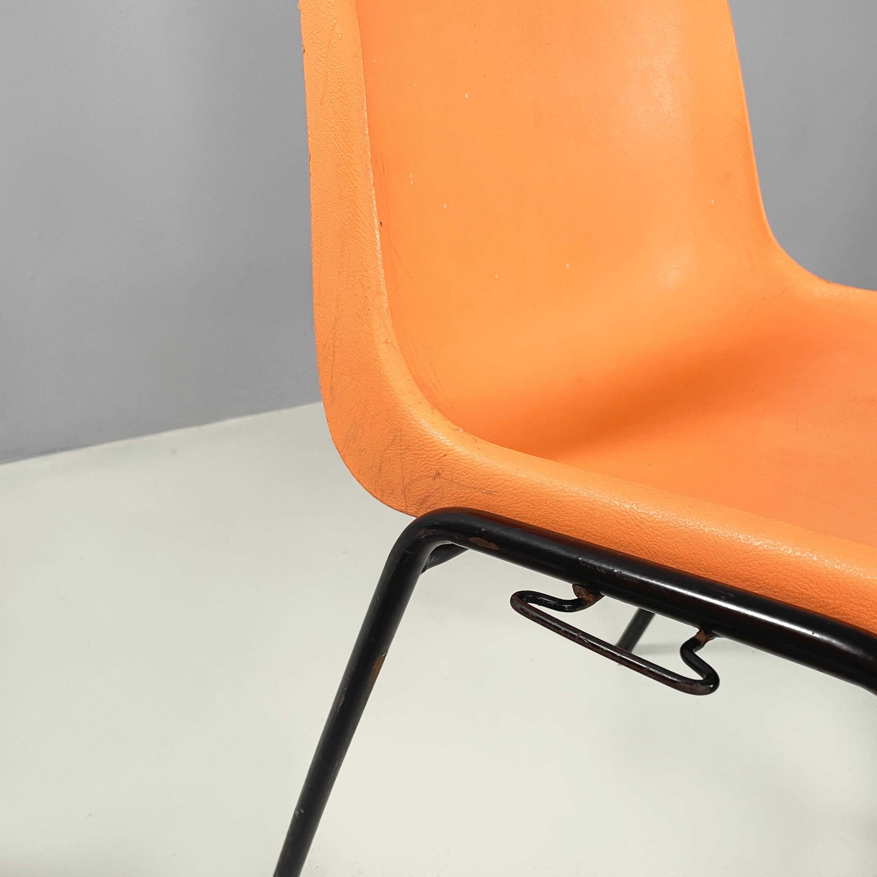 Moderne italienische stapelbare Stühle aus orangefarbenem Kunststoff und schwarzem Metall, 2001 im Angebot 5