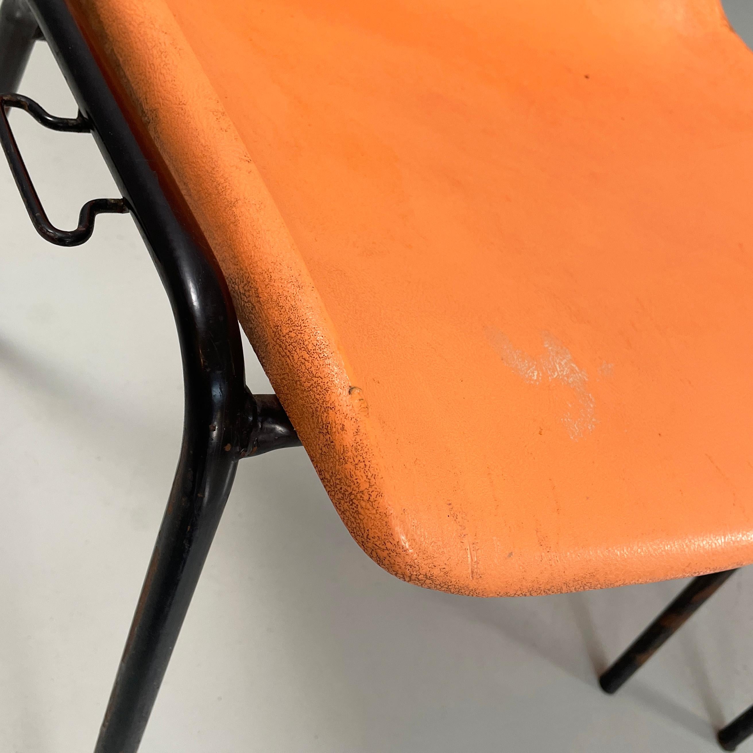Moderne italienische stapelbare Stühle aus orangefarbenem Kunststoff und schwarzem Metall, 2001 im Angebot 6