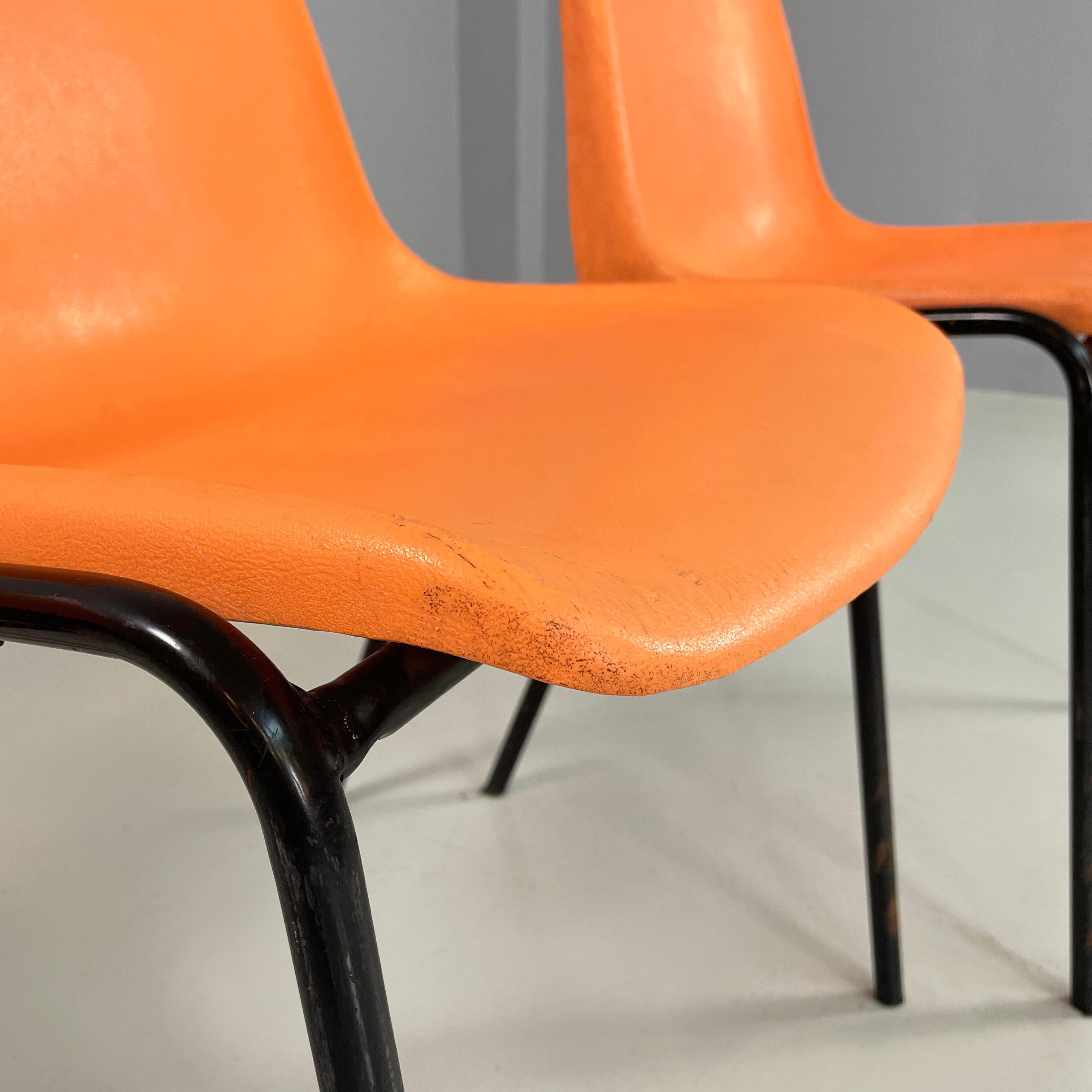 Moderne italienische stapelbare Stühle aus orangefarbenem Kunststoff und schwarzem Metall, 2001 im Angebot 7