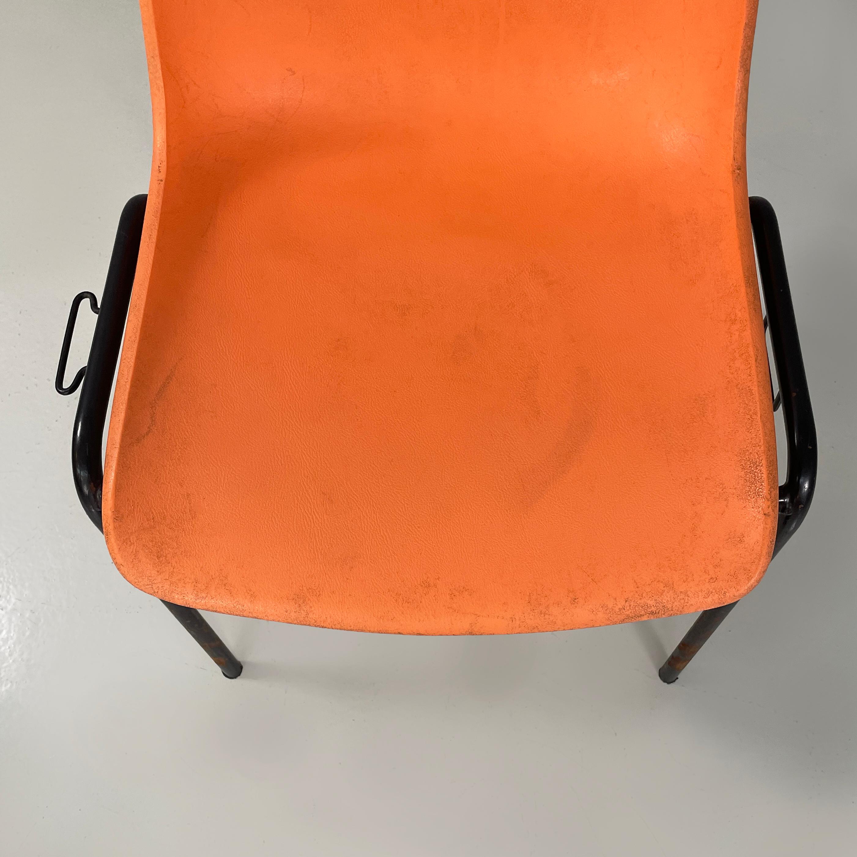 Moderne italienische stapelbare Stühle aus orangefarbenem Kunststoff und schwarzem Metall, 2001 im Angebot 8