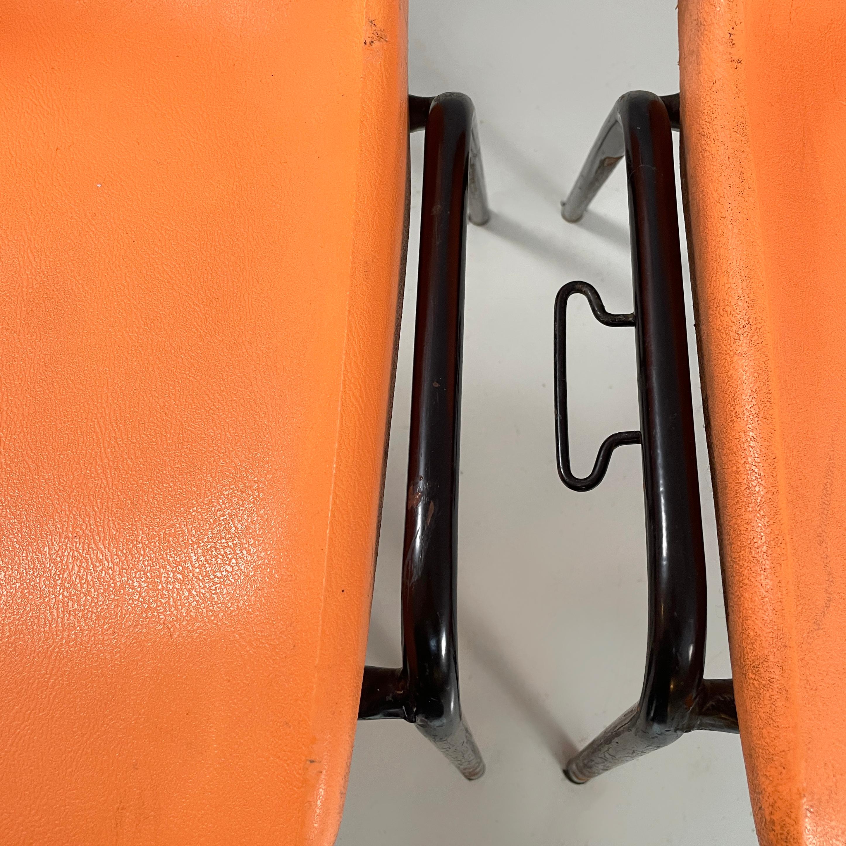 Moderne italienische stapelbare Stühle aus orangefarbenem Kunststoff und schwarzem Metall, 2001 im Angebot 9