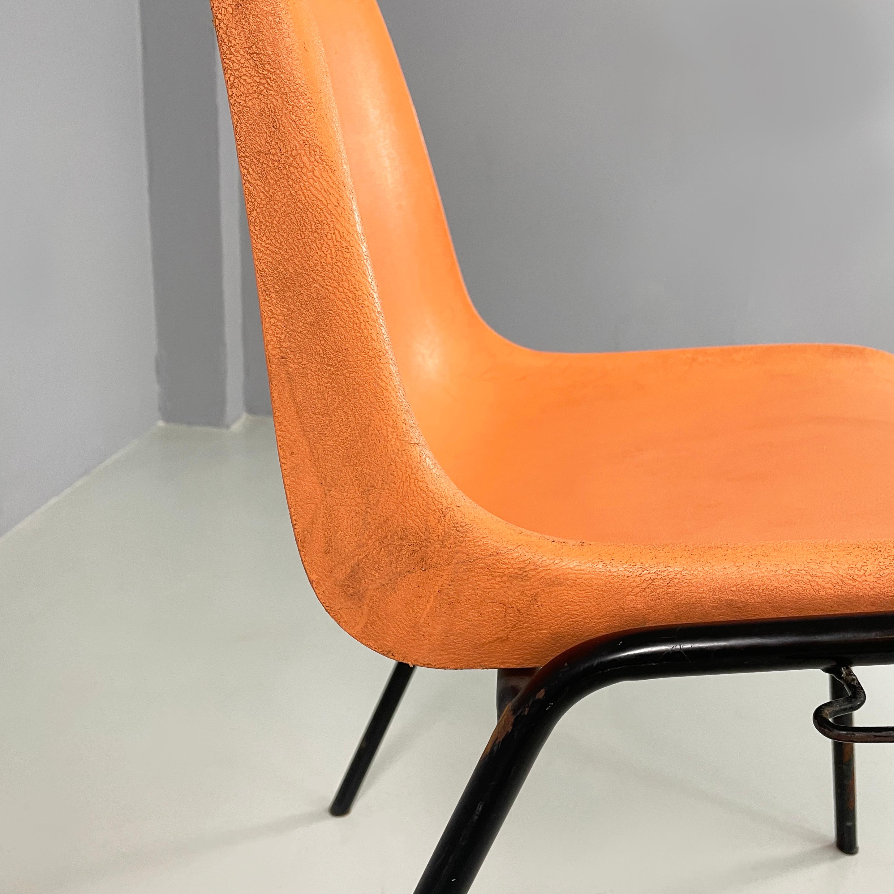 Moderne italienische stapelbare Stühle aus orangefarbenem Kunststoff und schwarzem Metall, 2001 im Angebot 10