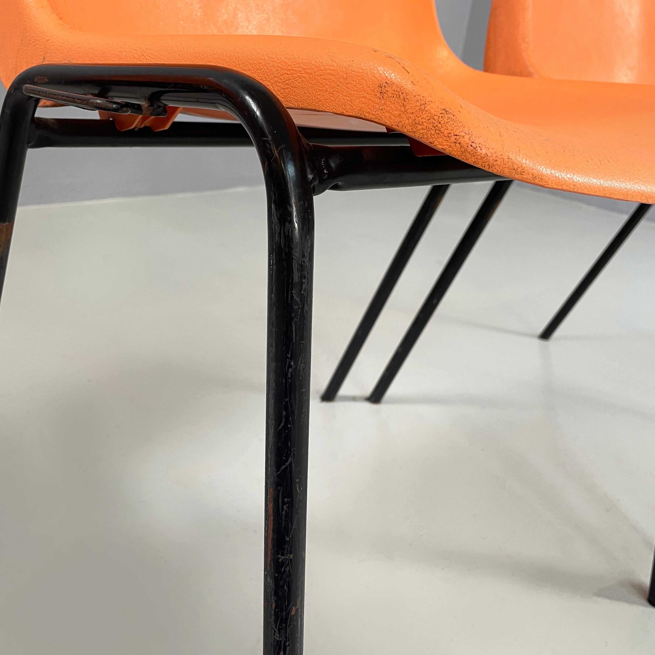 Moderne italienische stapelbare Stühle aus orangefarbenem Kunststoff und schwarzem Metall, 2001 im Angebot 11
