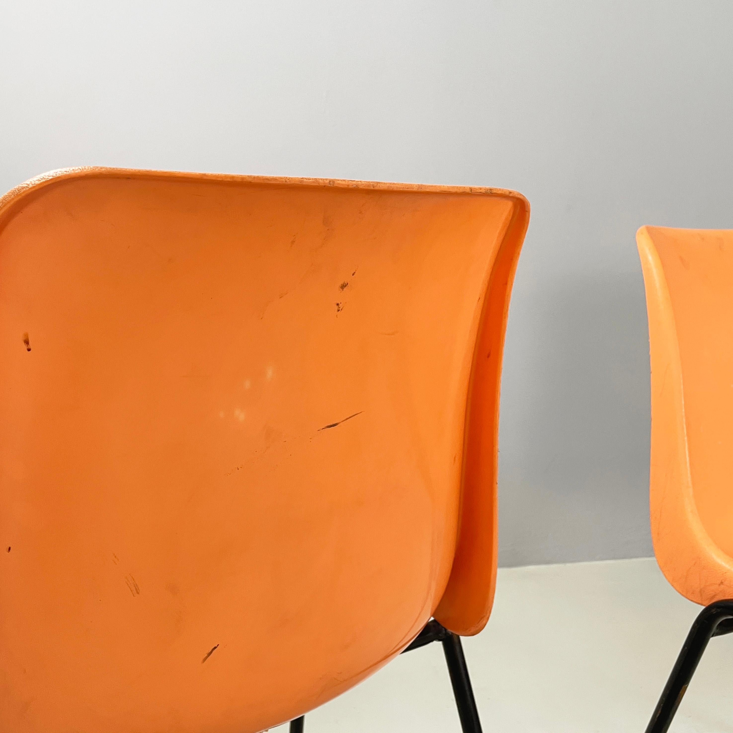 Moderne italienische stapelbare Stühle aus orangefarbenem Kunststoff und schwarzem Metall, 2001 im Angebot 12