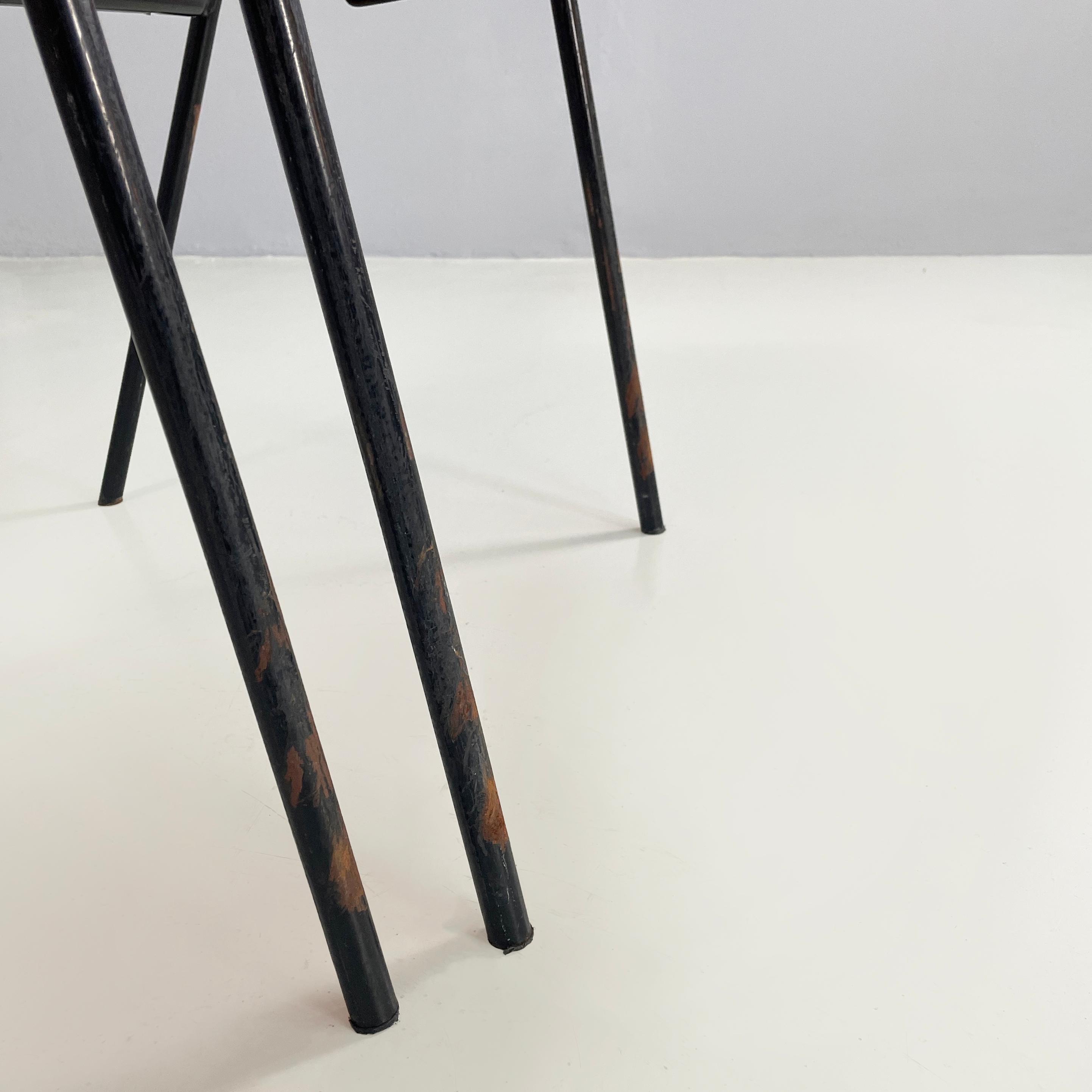 Moderne italienische stapelbare Stühle aus orangefarbenem Kunststoff und schwarzem Metall, 2001 im Angebot 13
