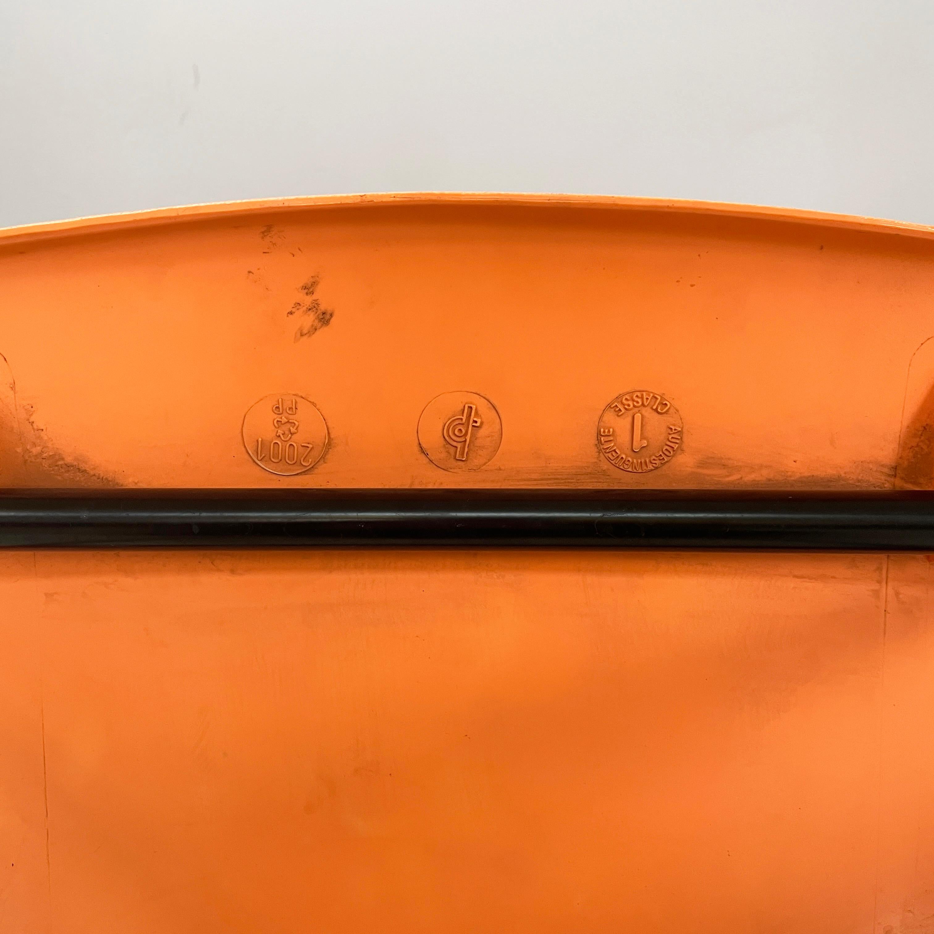 Moderne italienische stapelbare Stühle aus orangefarbenem Kunststoff und schwarzem Metall, 2001 im Angebot 14