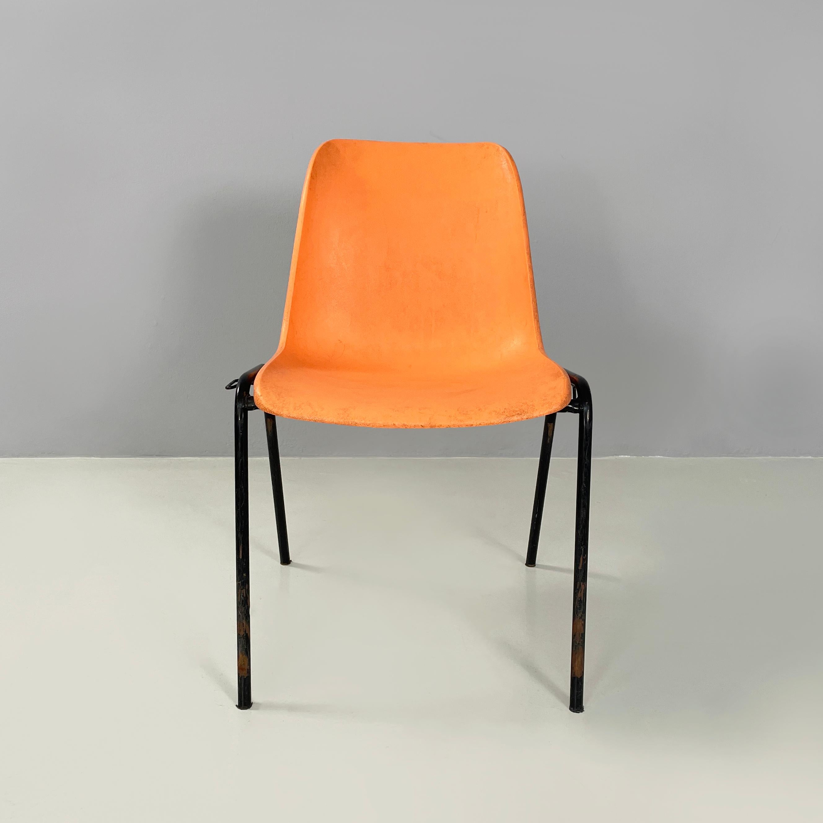 Moderne italienische stapelbare Stühle aus orangefarbenem Kunststoff und schwarzem Metall, 2001 (Italienisch) im Angebot
