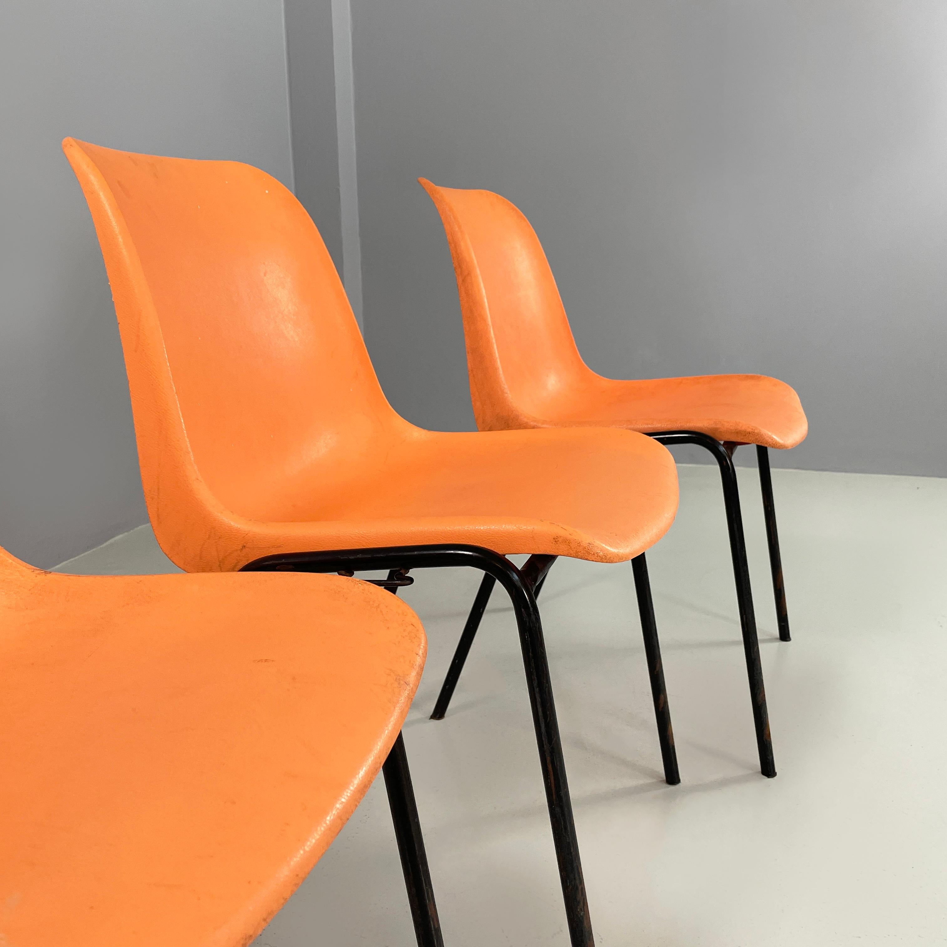 Moderne italienische stapelbare Stühle aus orangefarbenem Kunststoff und schwarzem Metall, 2001 im Angebot 1