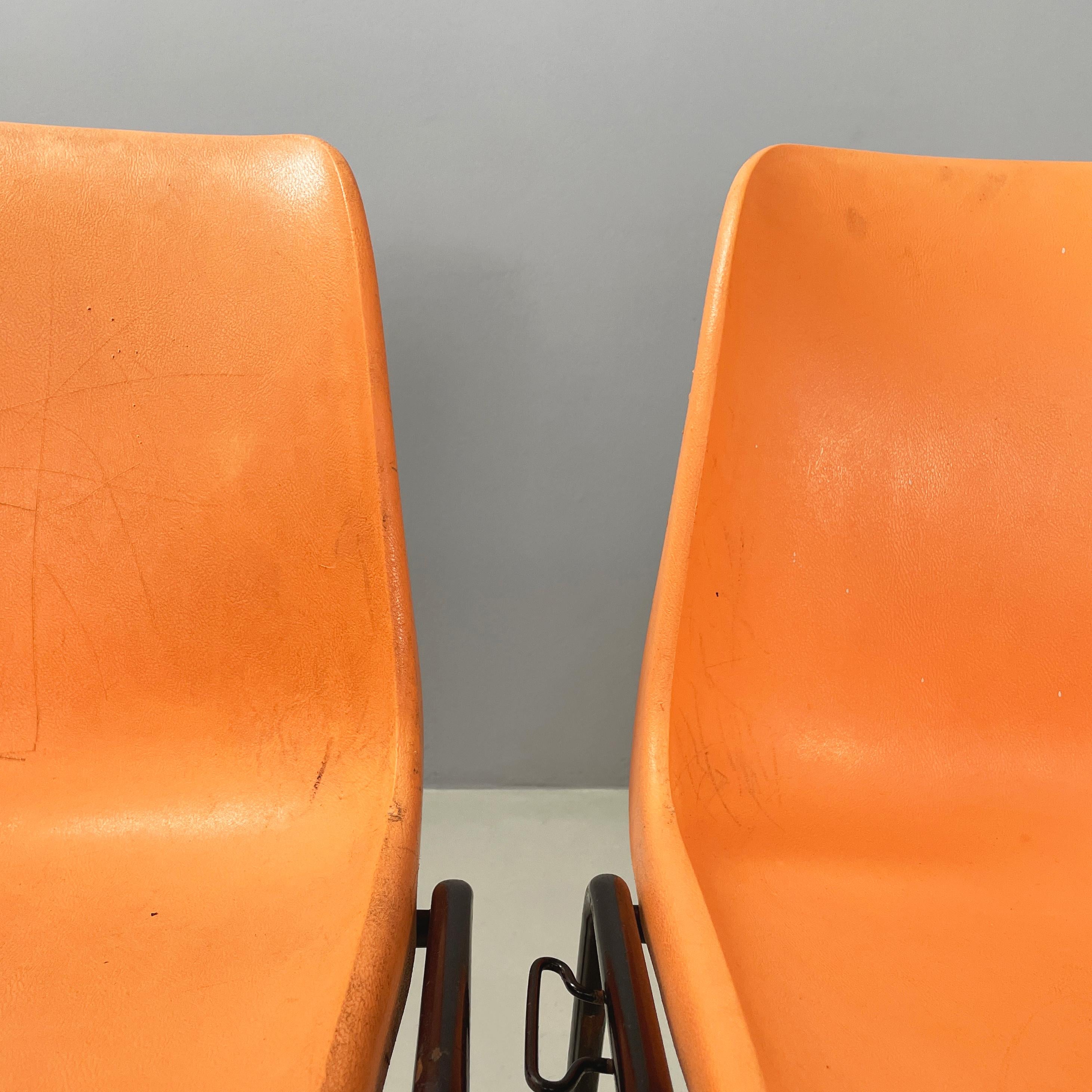 Moderne italienische stapelbare Stühle aus orangefarbenem Kunststoff und schwarzem Metall, 2001 im Angebot 2