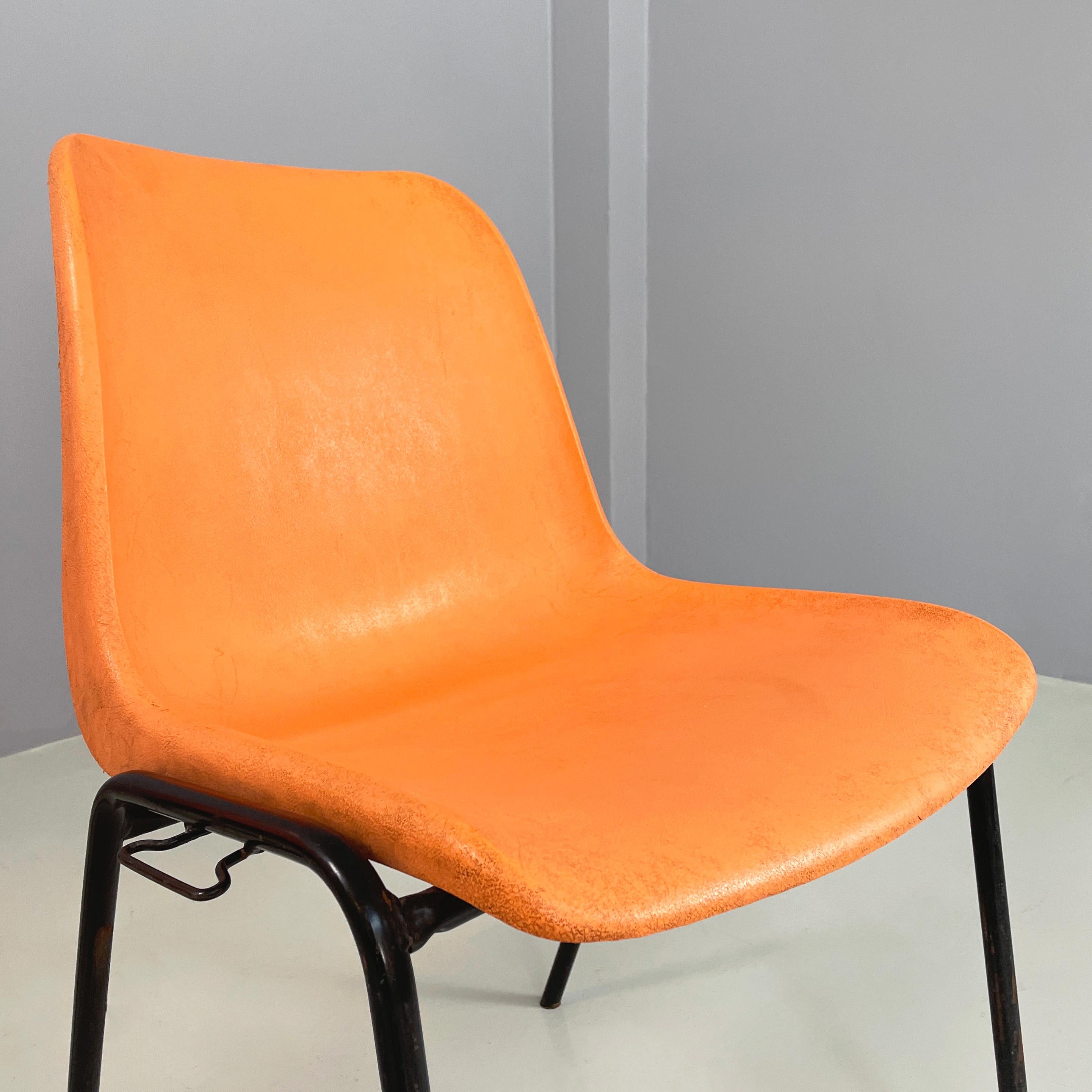Moderne italienische stapelbare Stühle aus orangefarbenem Kunststoff und schwarzem Metall, 2001 im Angebot 3