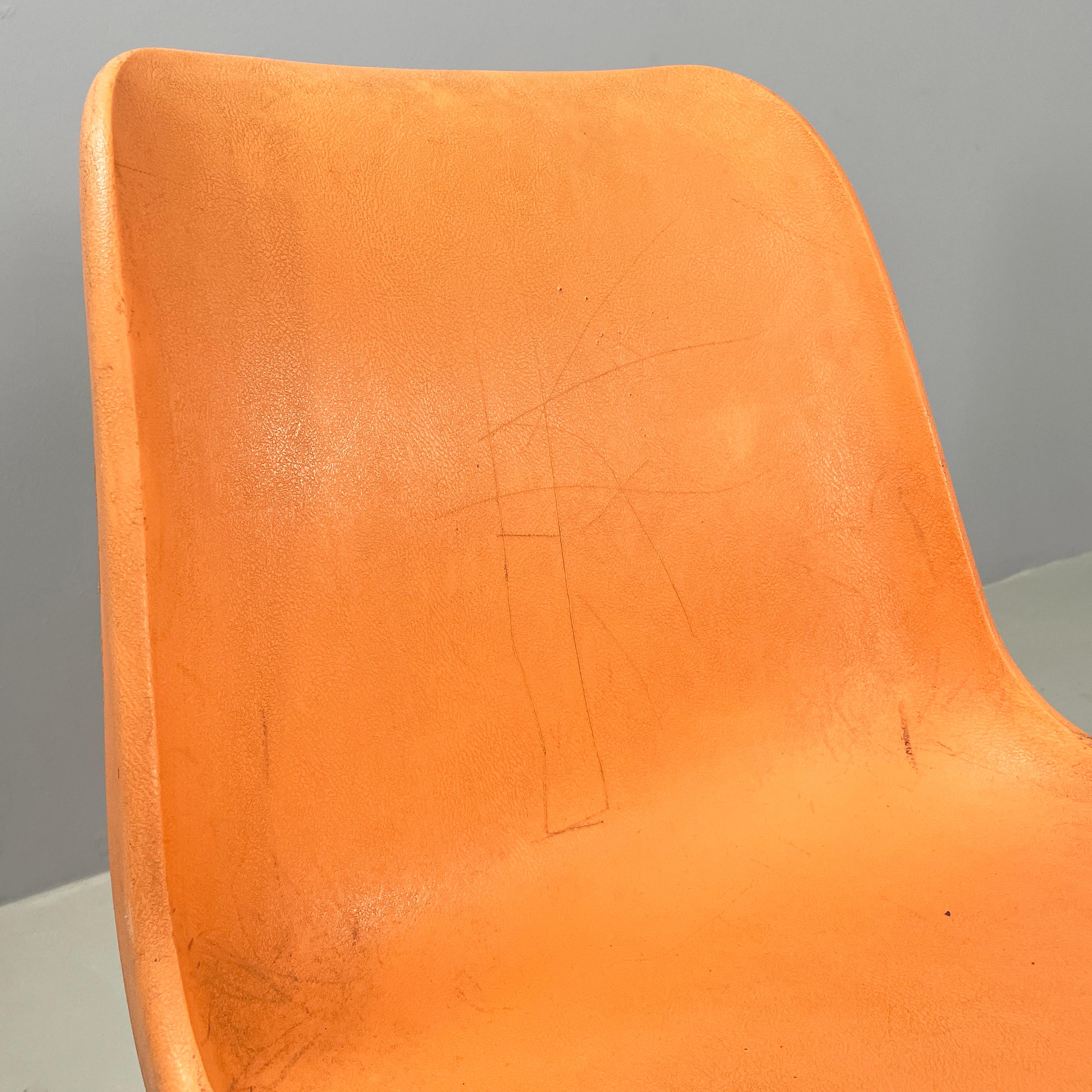 Moderne italienische stapelbare Stühle aus orangefarbenem Kunststoff und schwarzem Metall, 2001 im Angebot 4