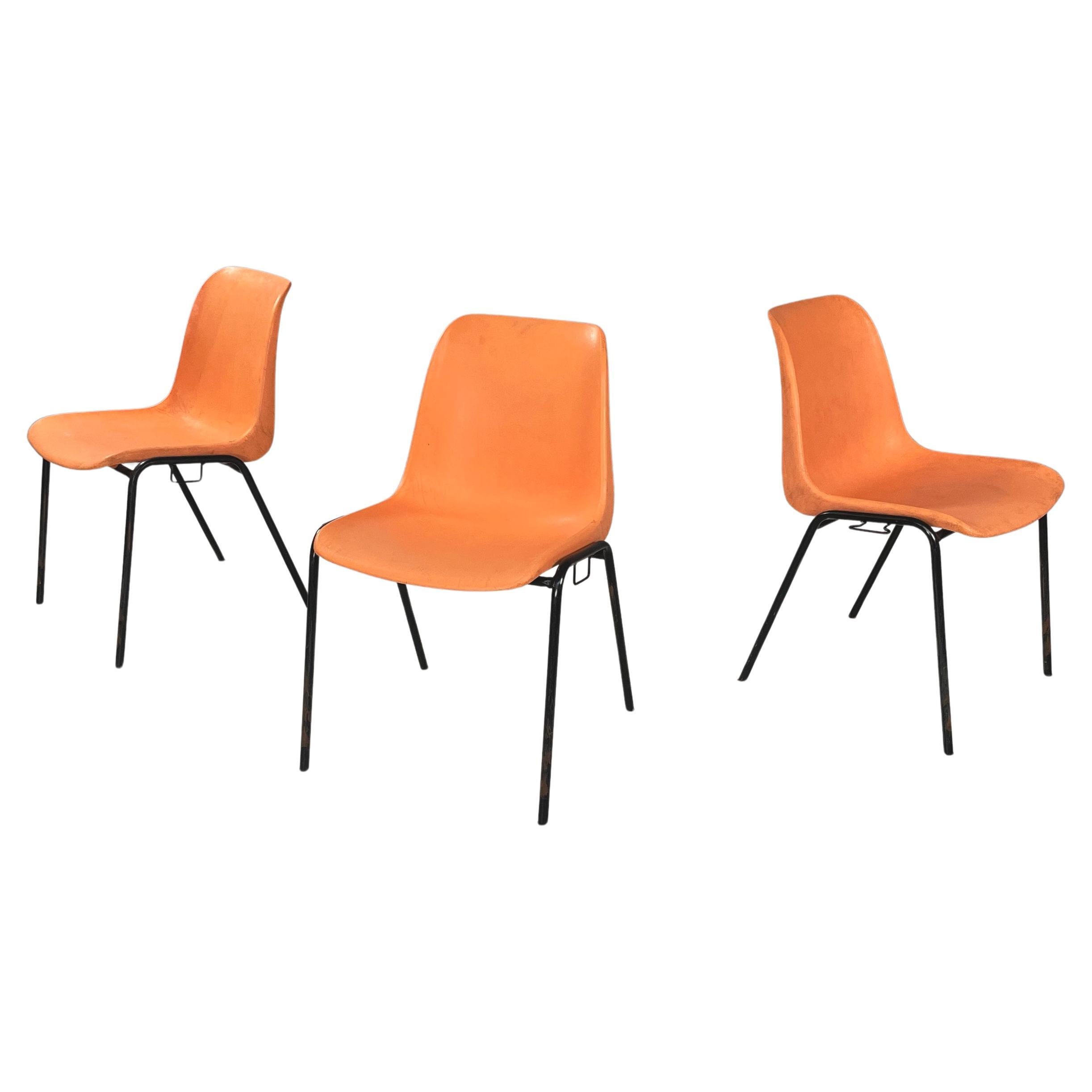 Moderne italienische stapelbare Stühle aus orangefarbenem Kunststoff und schwarzem Metall, 2001 im Angebot