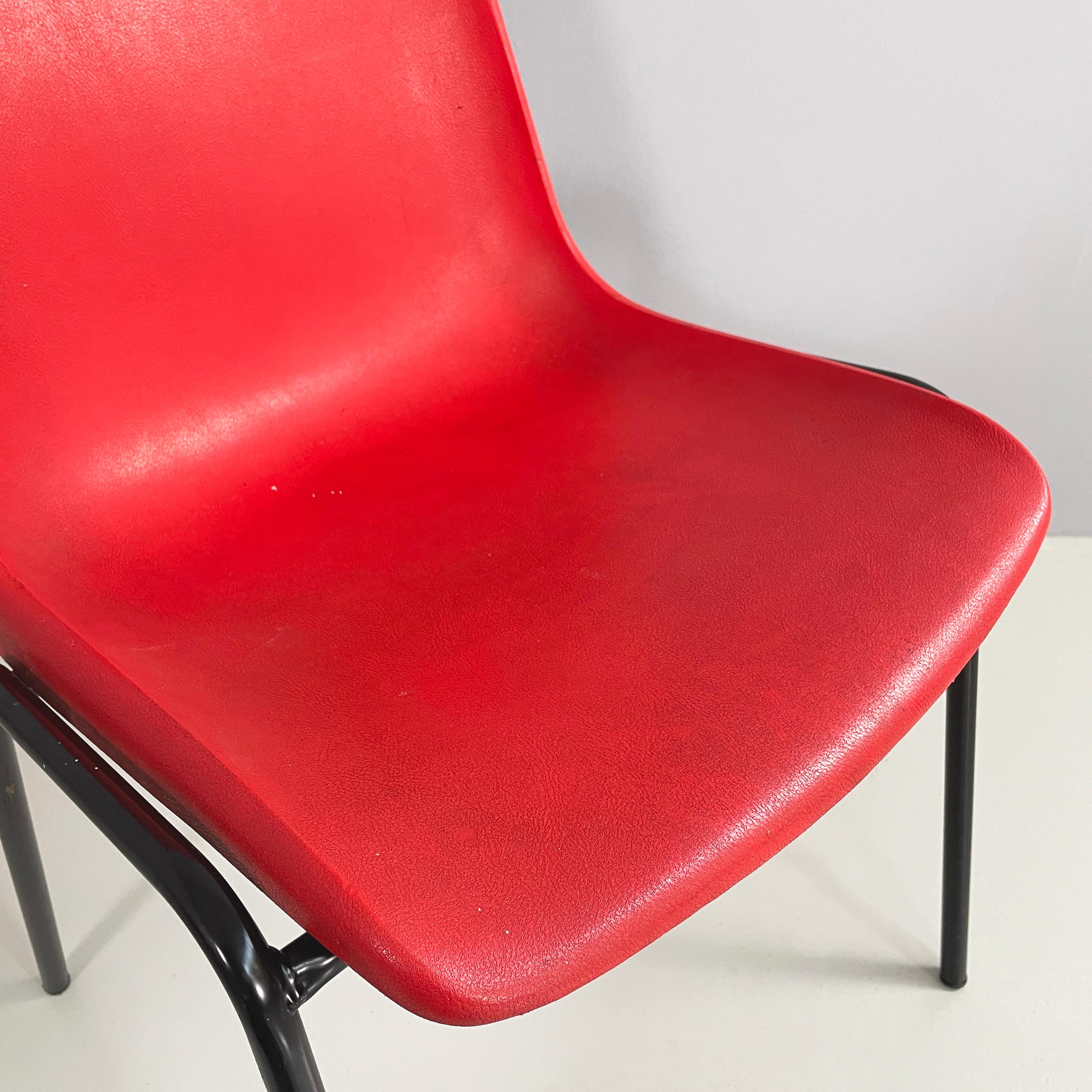 Moderne italienische stapelbare Stühle aus rotem Kunststoff und schwarzem Metall, 2000 im Angebot 5