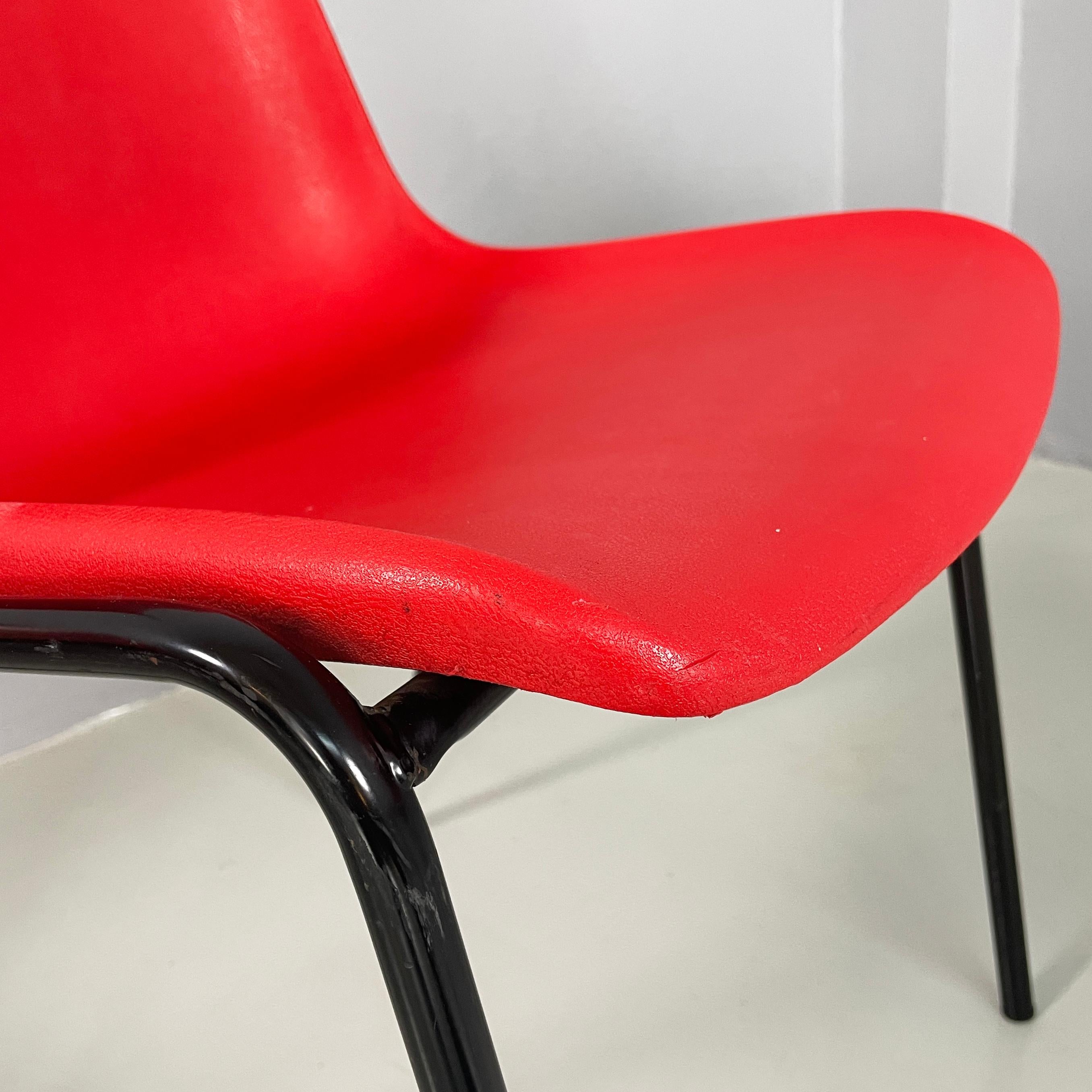 Moderne italienische stapelbare Stühle aus rotem Kunststoff und schwarzem Metall, 2000 im Angebot 6