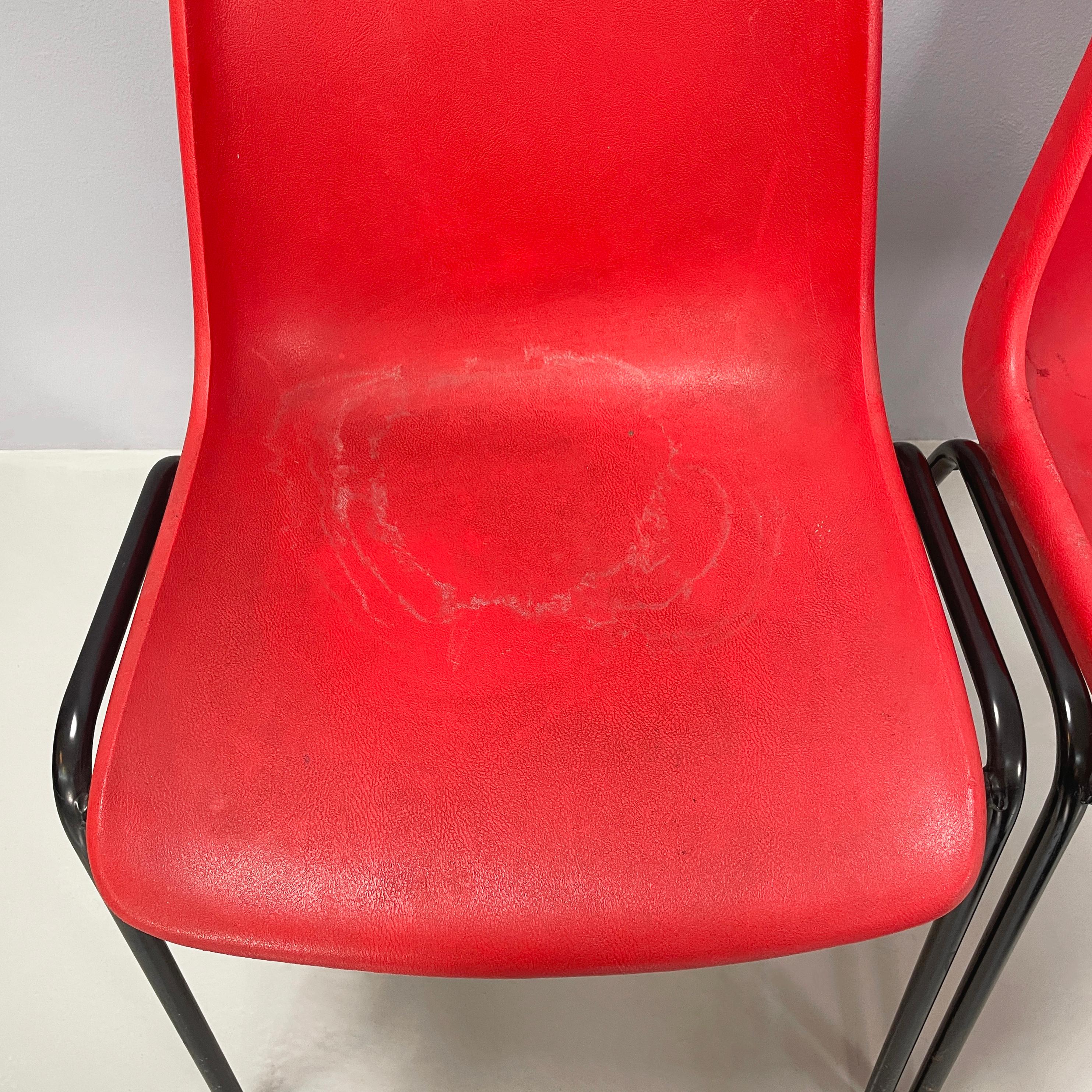 Moderne italienische stapelbare Stühle aus rotem Kunststoff und schwarzem Metall, 2000 im Angebot 7