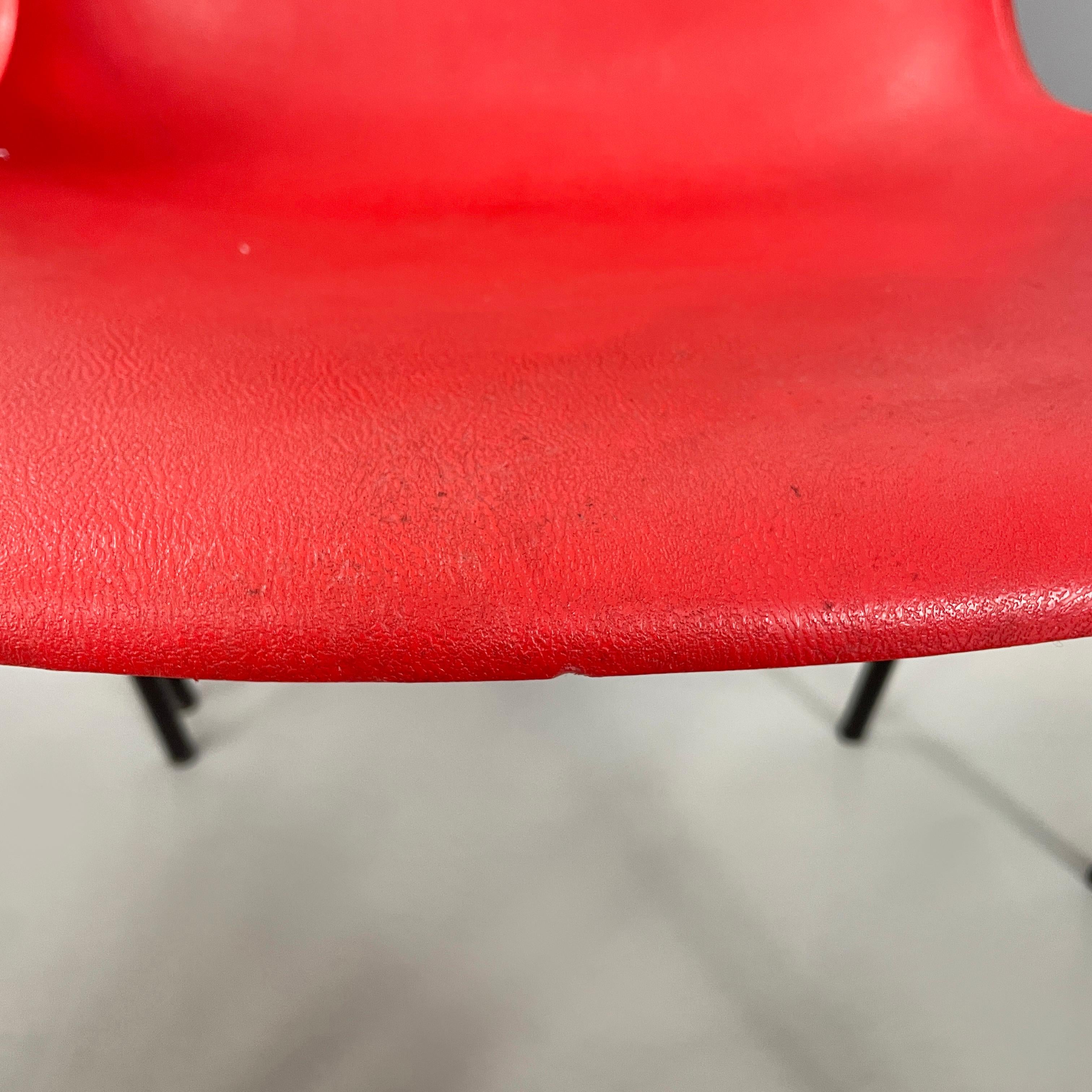 Moderne italienische stapelbare Stühle aus rotem Kunststoff und schwarzem Metall, 2000 im Angebot 9