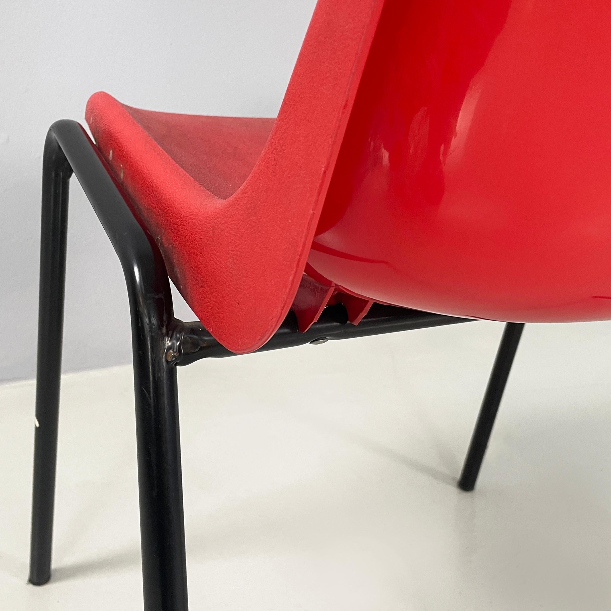 Moderne italienische stapelbare Stühle aus rotem Kunststoff und schwarzem Metall, 2000 im Angebot 10