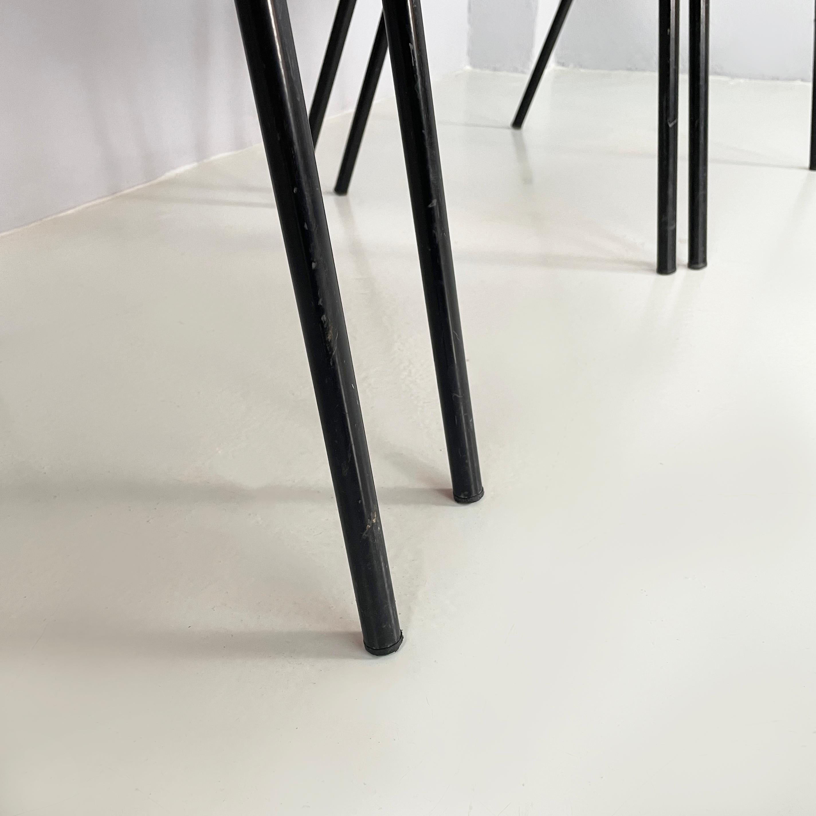 Moderne italienische stapelbare Stühle aus rotem Kunststoff und schwarzem Metall, 2000 im Angebot 11