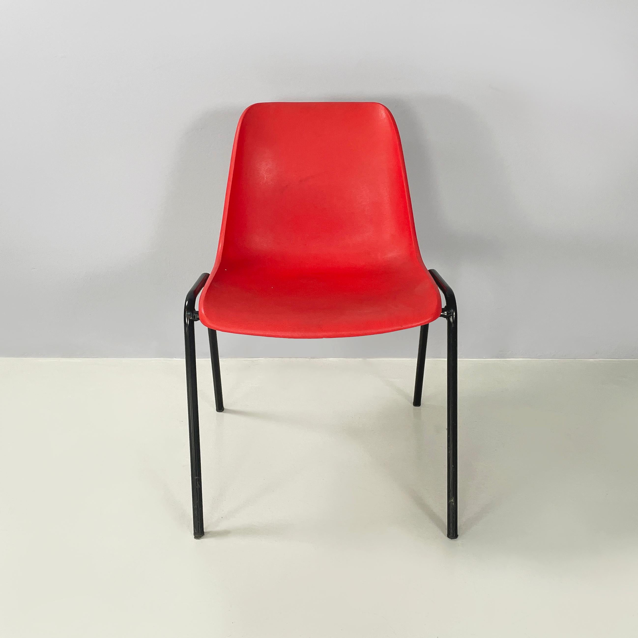 Moderne italienische stapelbare Stühle aus rotem Kunststoff und schwarzem Metall, 2000
Satz von 5 Stühlen mit gebogenem Monocoque aus rotem Kunststoff. Die Beine sind aus schwarz lackierten Metallstäben gefertigt. Stapelbar.
2000. Unter dem Sitz