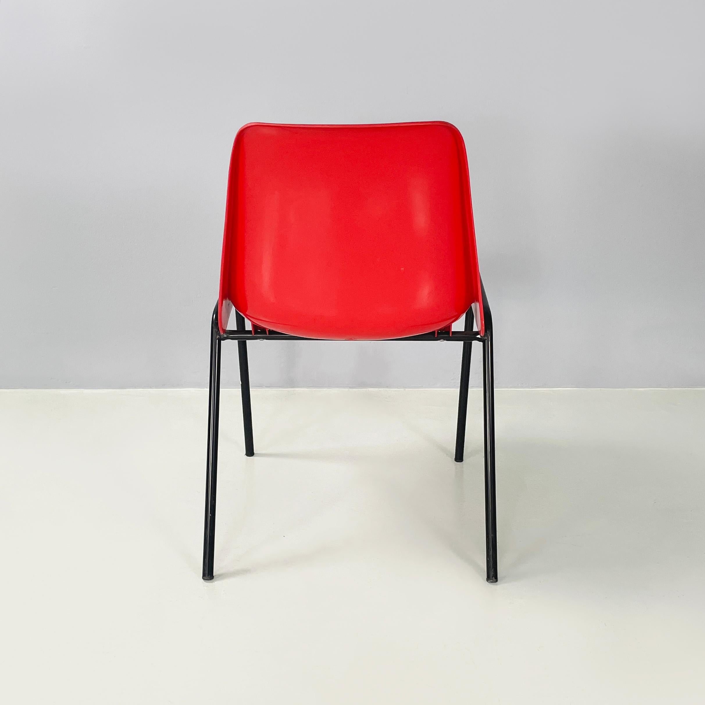 Italian modern Stackable chairs in red plastic and black metal, 2000 In Fair Condition For Sale In MIlano, IT