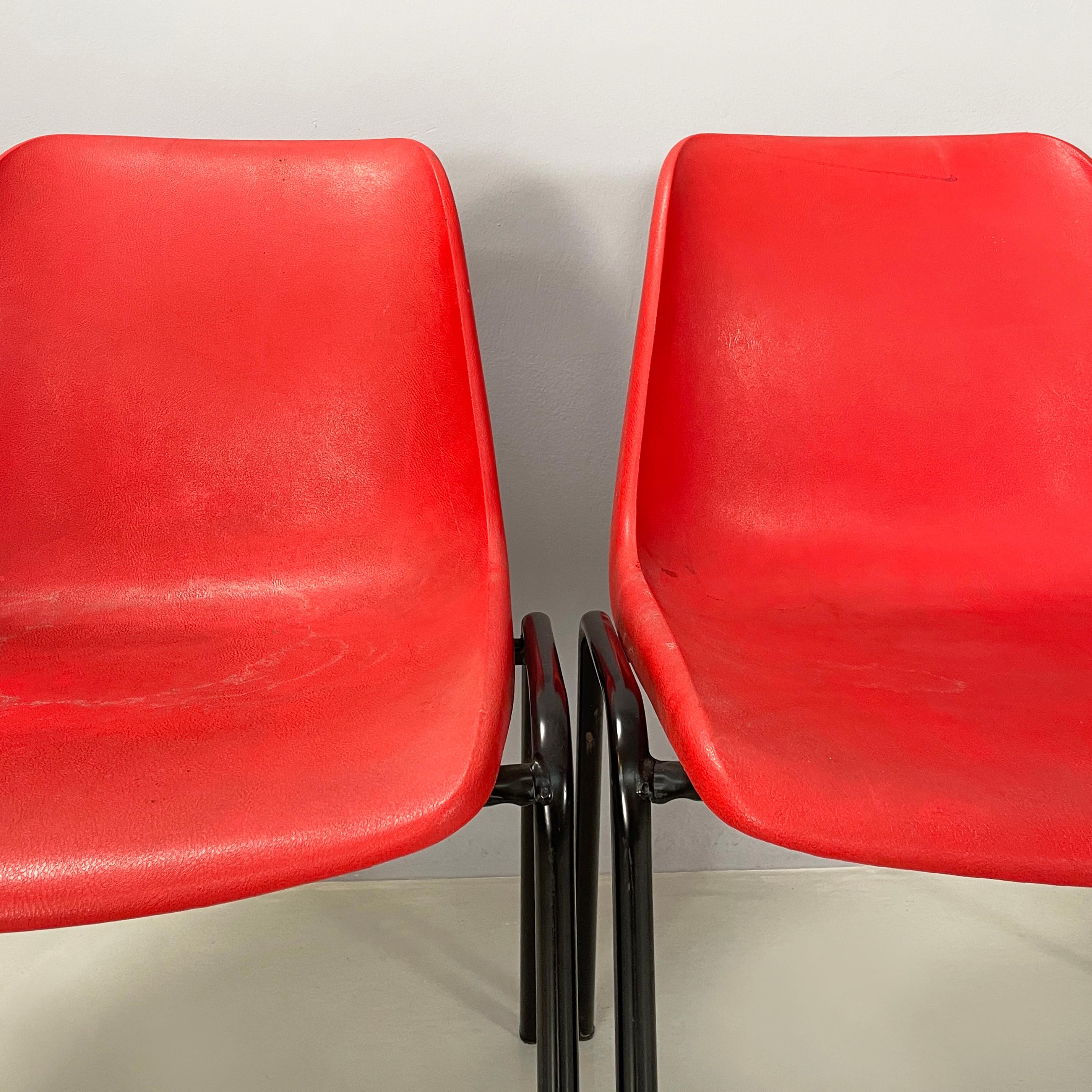 Moderne italienische stapelbare Stühle aus rotem Kunststoff und schwarzem Metall, 2000 im Angebot 1