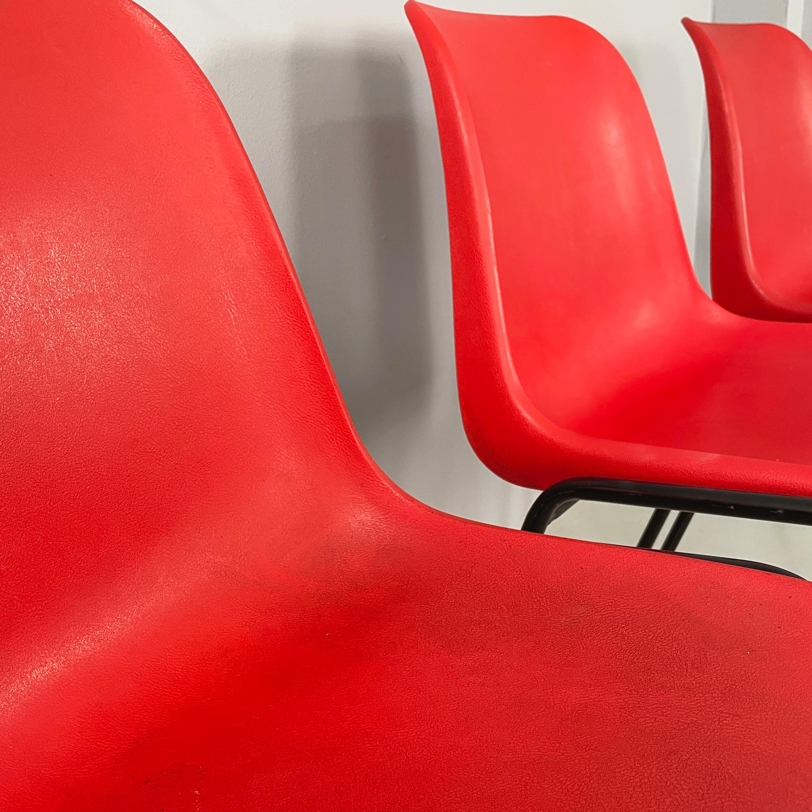 Moderne italienische stapelbare Stühle aus rotem Kunststoff und schwarzem Metall, 2000 im Angebot 2