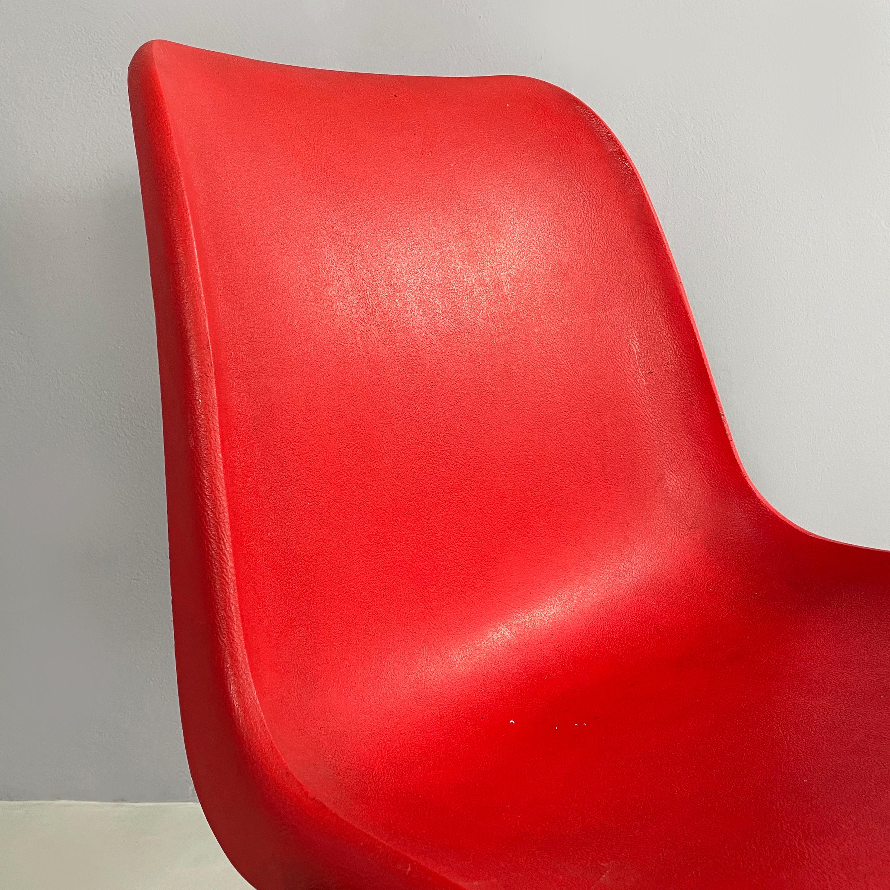 Moderne italienische stapelbare Stühle aus rotem Kunststoff und schwarzem Metall, 2000 im Angebot 3