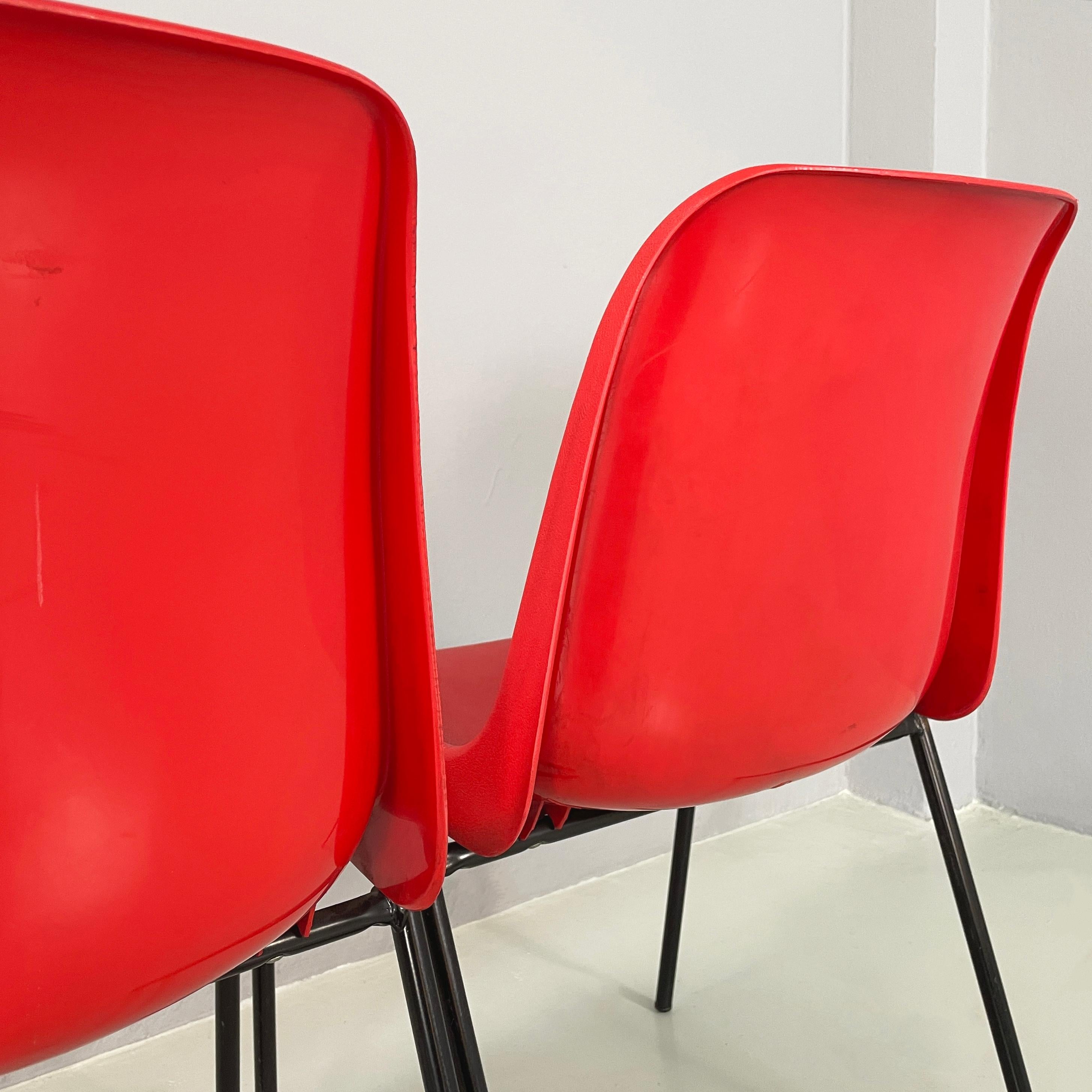 Moderne italienische stapelbare Stühle aus rotem Kunststoff und schwarzem Metall, 2000 im Angebot 4