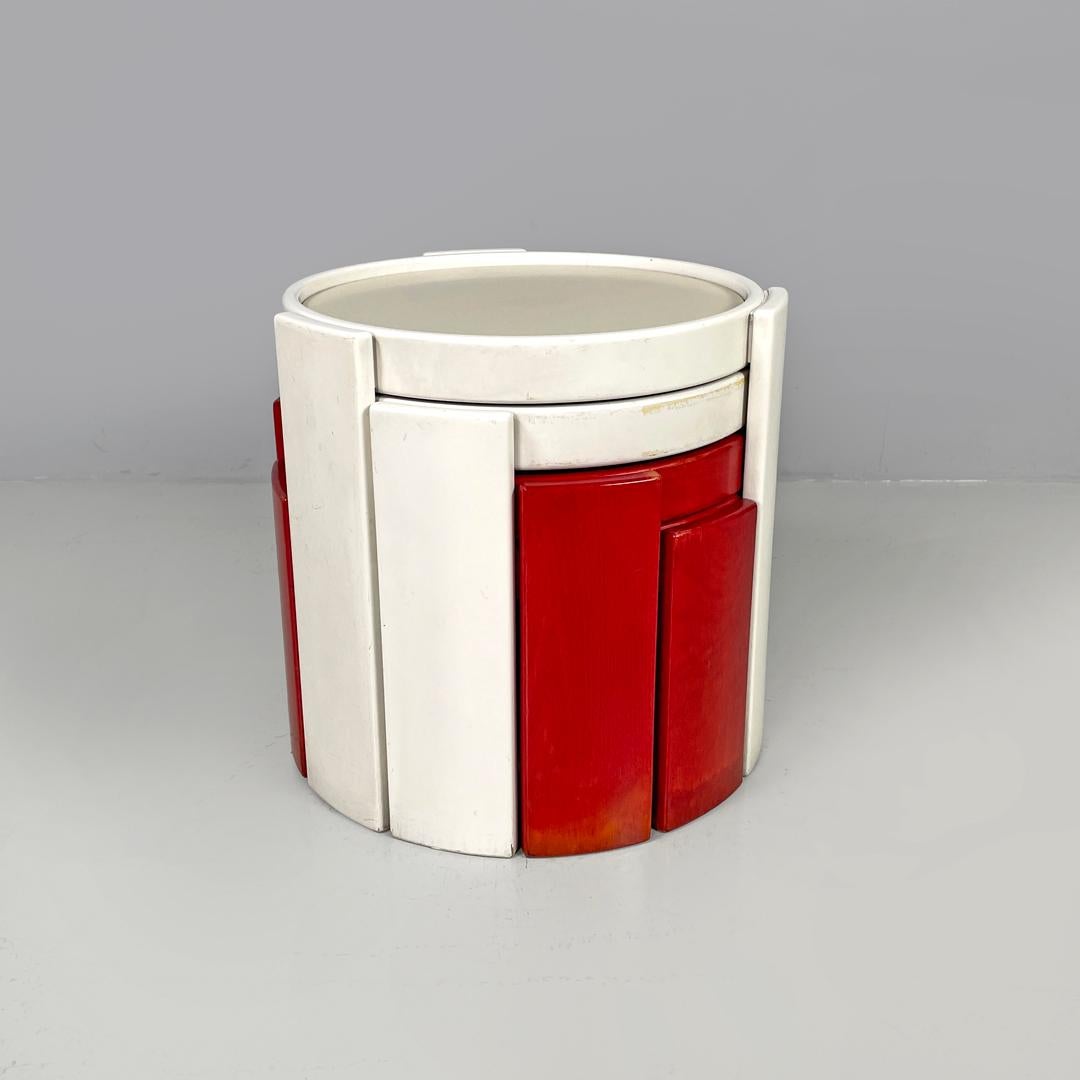 Tavolino moderno italiano impilabile bianco rosso 780/783 Frattini Cassina, anni '70
Set di quattro tavolini mod. 780/783 con base rotonda laccata bianca e rossa. La struttura è composta da un piano in laminato rimovibile con un lato bianco e uno
