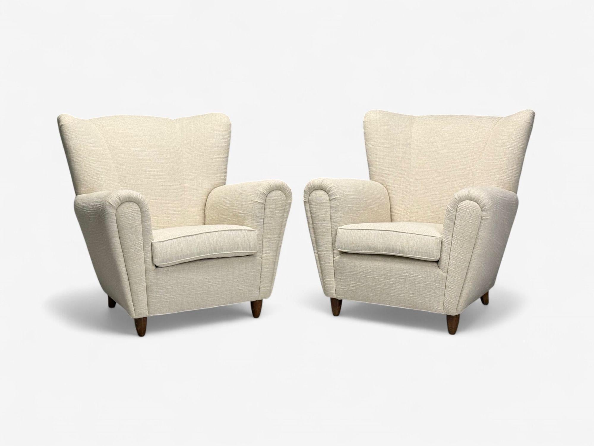 Italian Modern, Stained Wood, Beige Tweed Fabric, Club Chairs, Italy, 1940s In Good Condition For Sale In Manhasset, NY