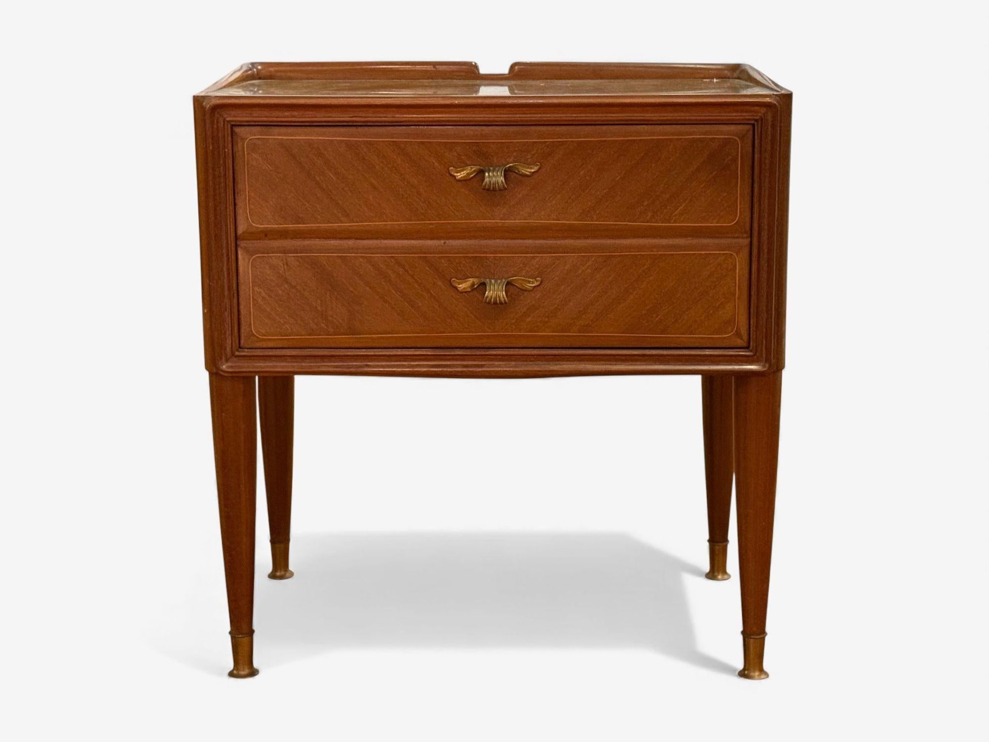 Tables de nuit modernes italiennes, en bois Stained Glass, laiton et verre, Italie, années 1950 Bon état - En vente à Manhasset, NY