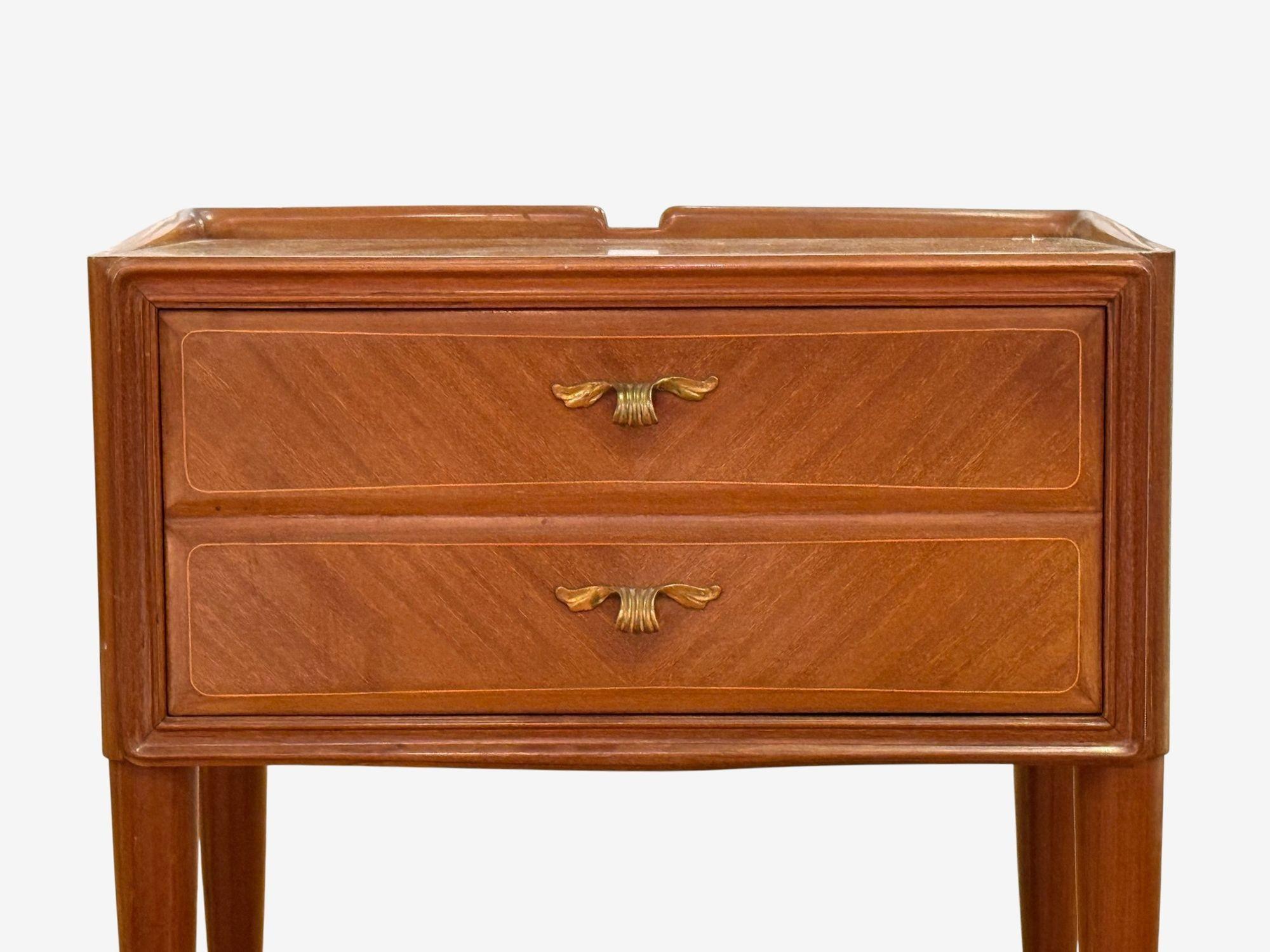 Milieu du XXe siècle Tables de nuit modernes italiennes, en bois Stained Glass, laiton et verre, Italie, années 1950 en vente