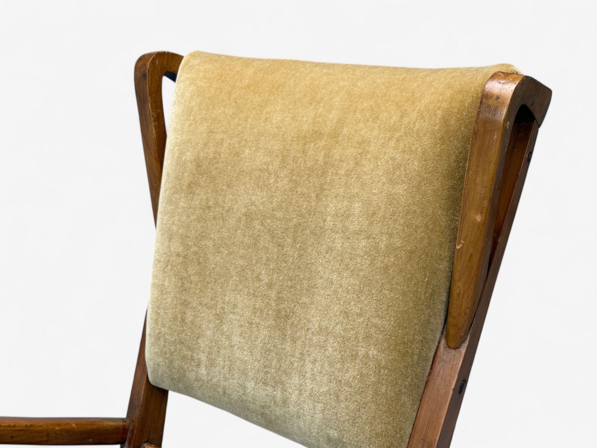 Italienische Moderne, gebeiztes Holz, Kamel Mohair, Loungesessel, Italien, 1950er Jahre im Angebot 4