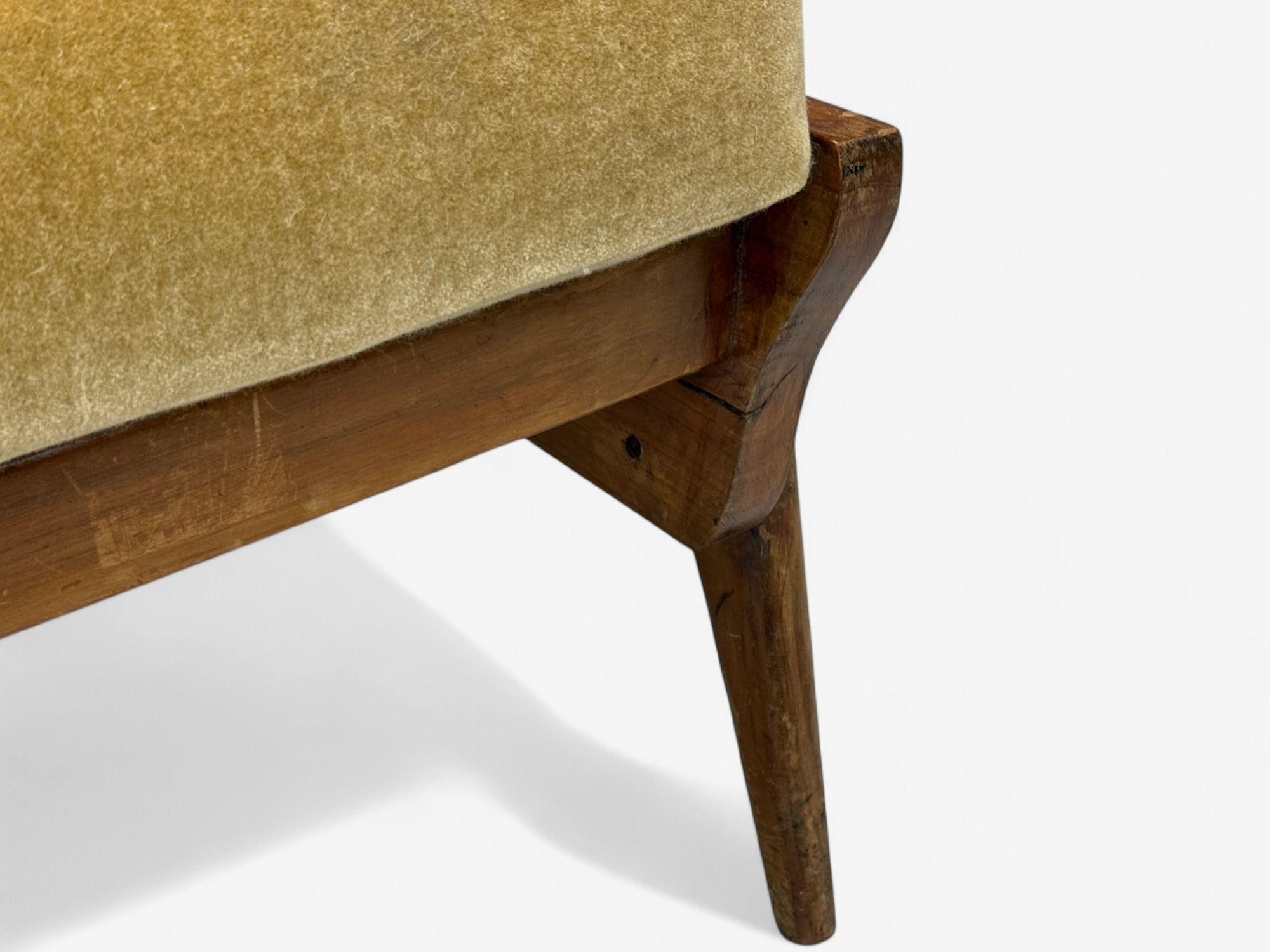 Italienische Moderne, gebeiztes Holz, Kamel Mohair, Loungesessel, Italien, 1950er Jahre im Angebot 5